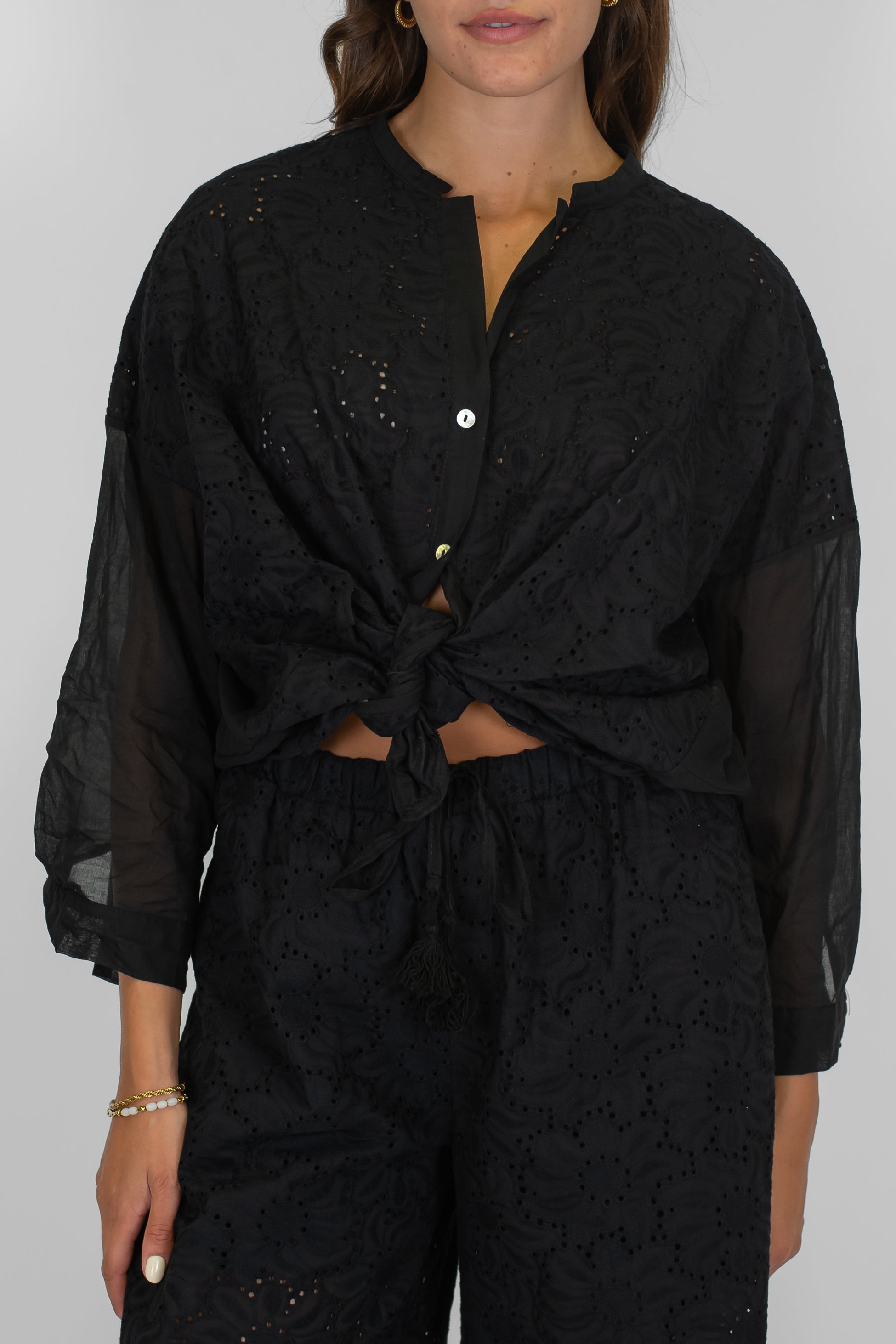 Tensione in - Camicia collo coreano in pizzo sangallo con manica tre quarti