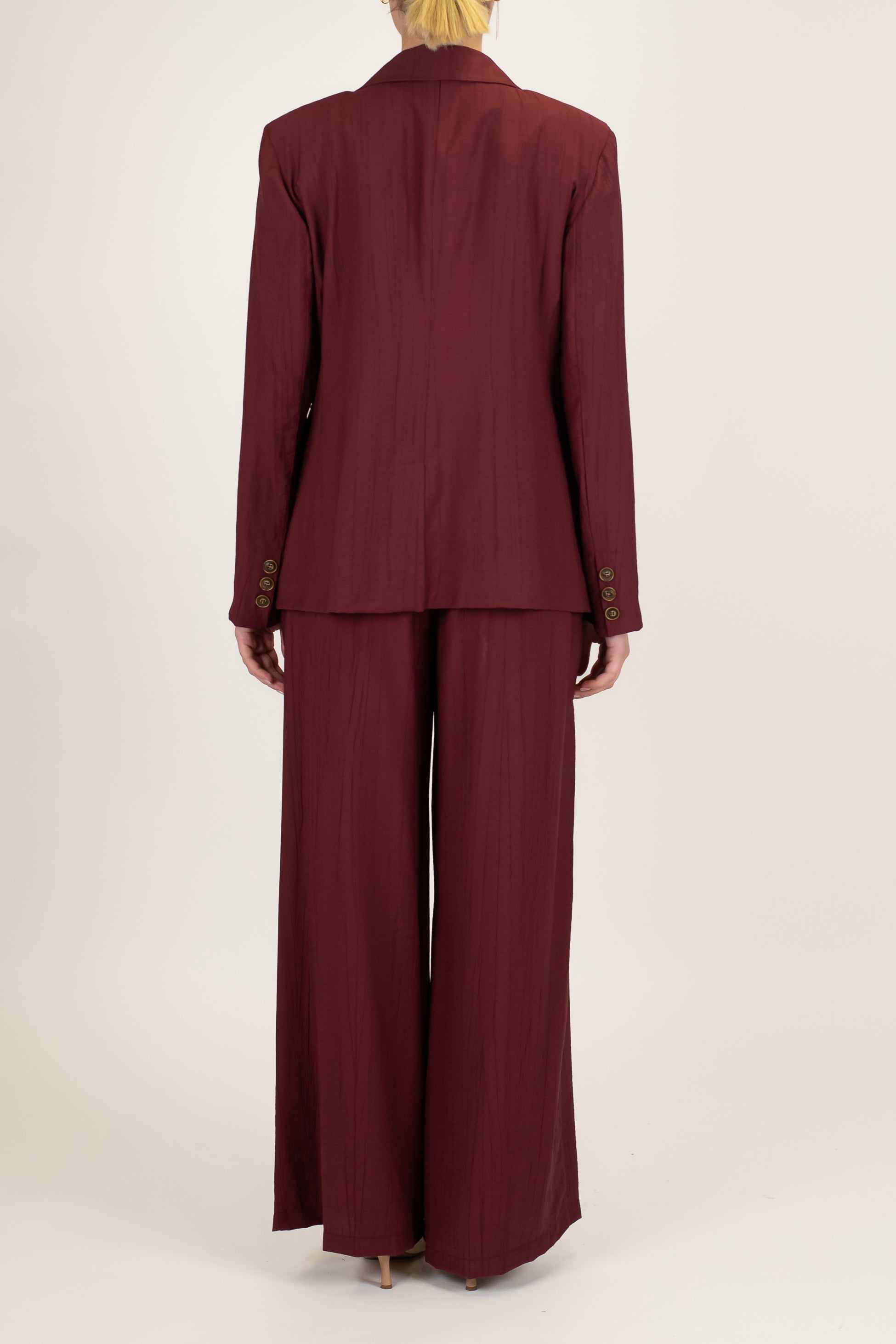 Tensione in - Tailleur in viscosa leggera con giacca monopetto e pantalone palazzo con elastico sul retro