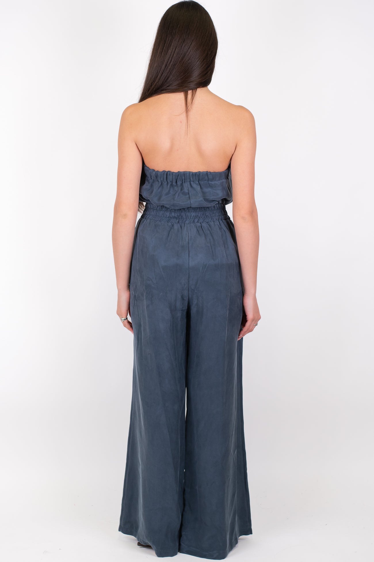 Tensione in - Coordinato in lyocell effetto cupro con top a fascia e pantalone palazzo con elastico in vita