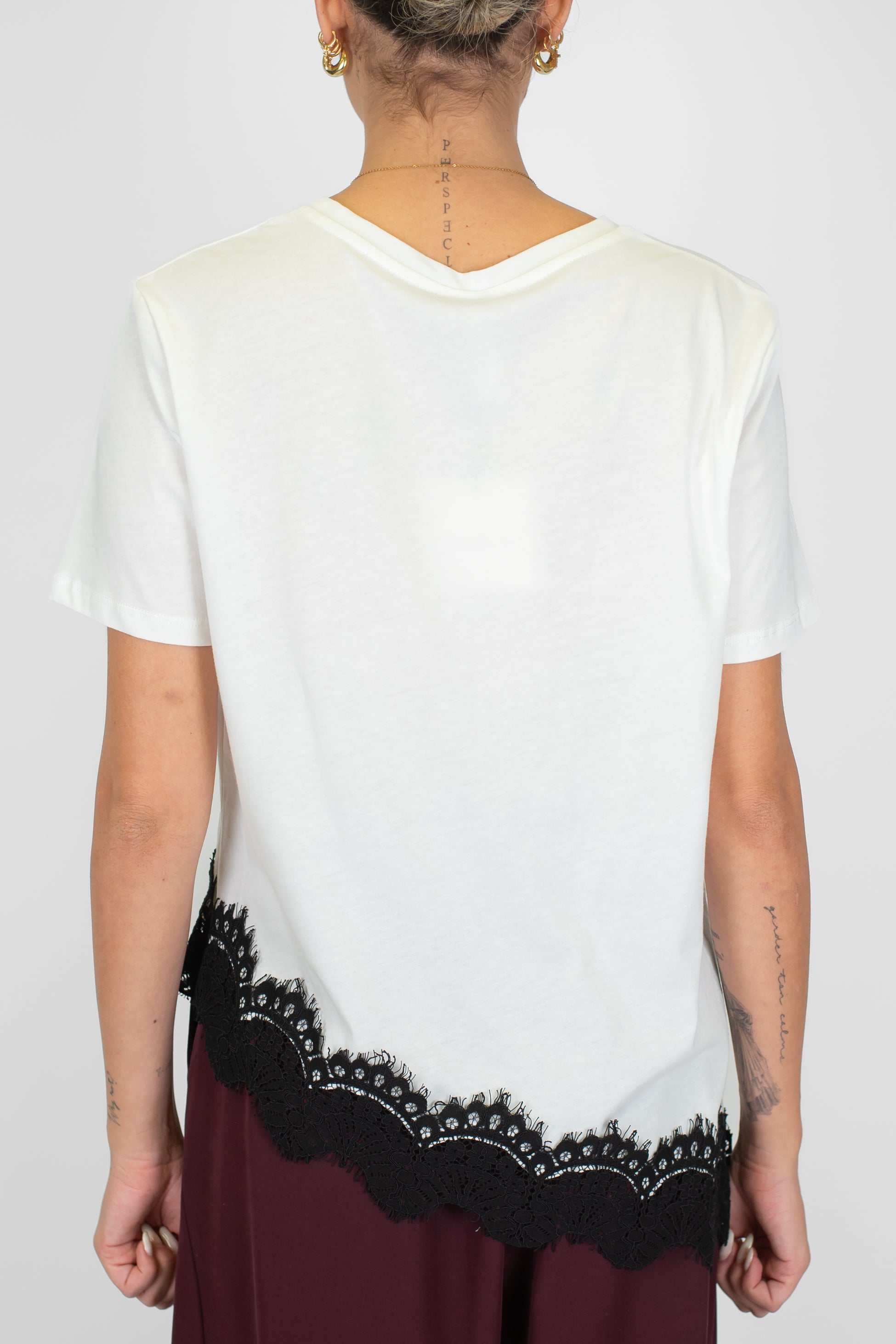 Tensione in - T-shirt asimmetrica con fondo in pizzo