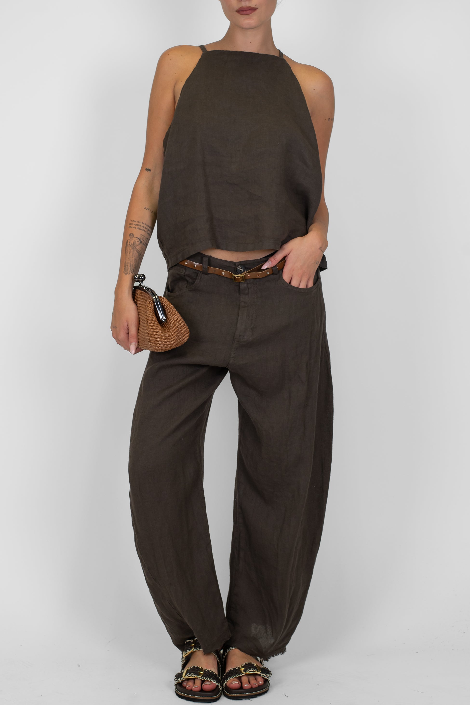 Tensione in - Top in puro lino con bretelle strette con bottoncino sul retro