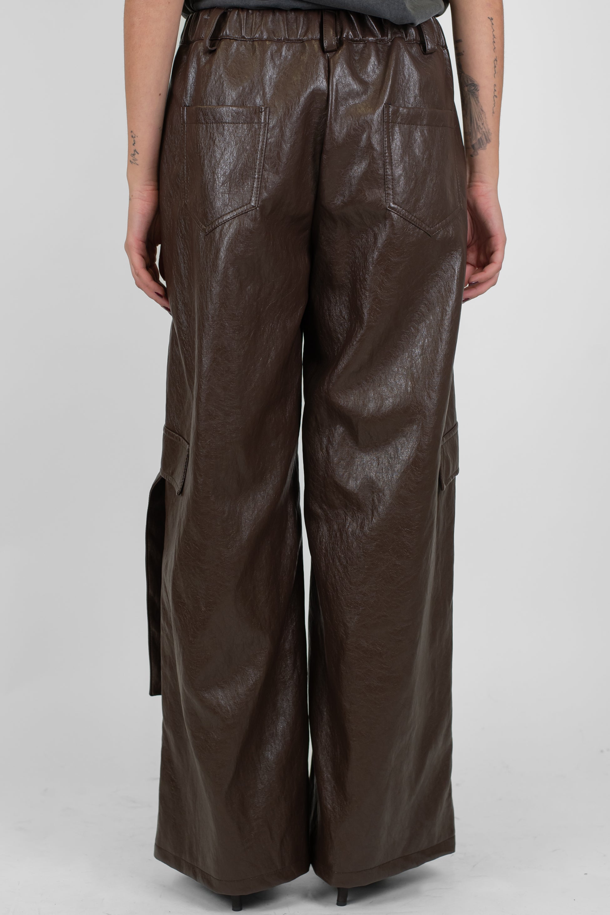 Tensione in - Pantalone cargo palazzo in ecopelle con elastico sul retro