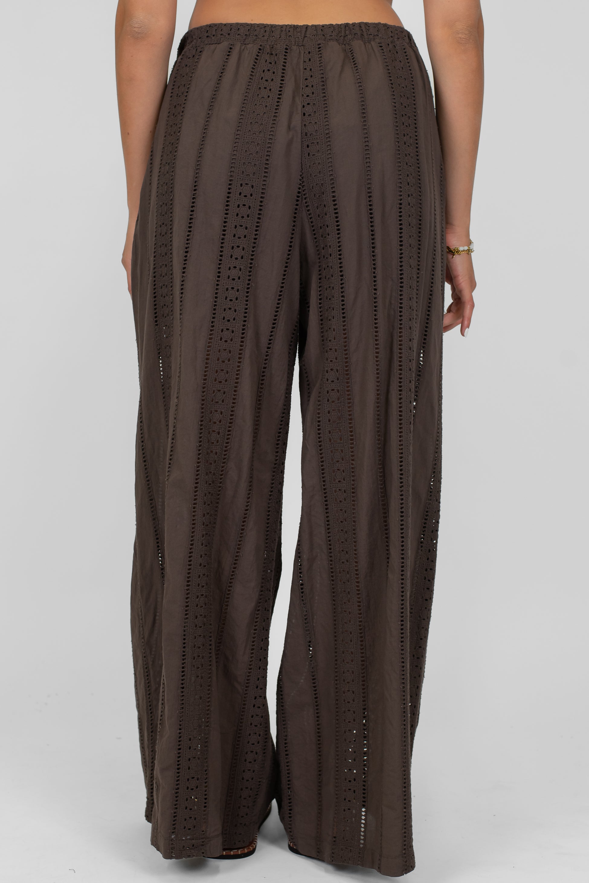 Tensione in - Pantalone palazzo con ricami in pizzo sangallo e coulisse