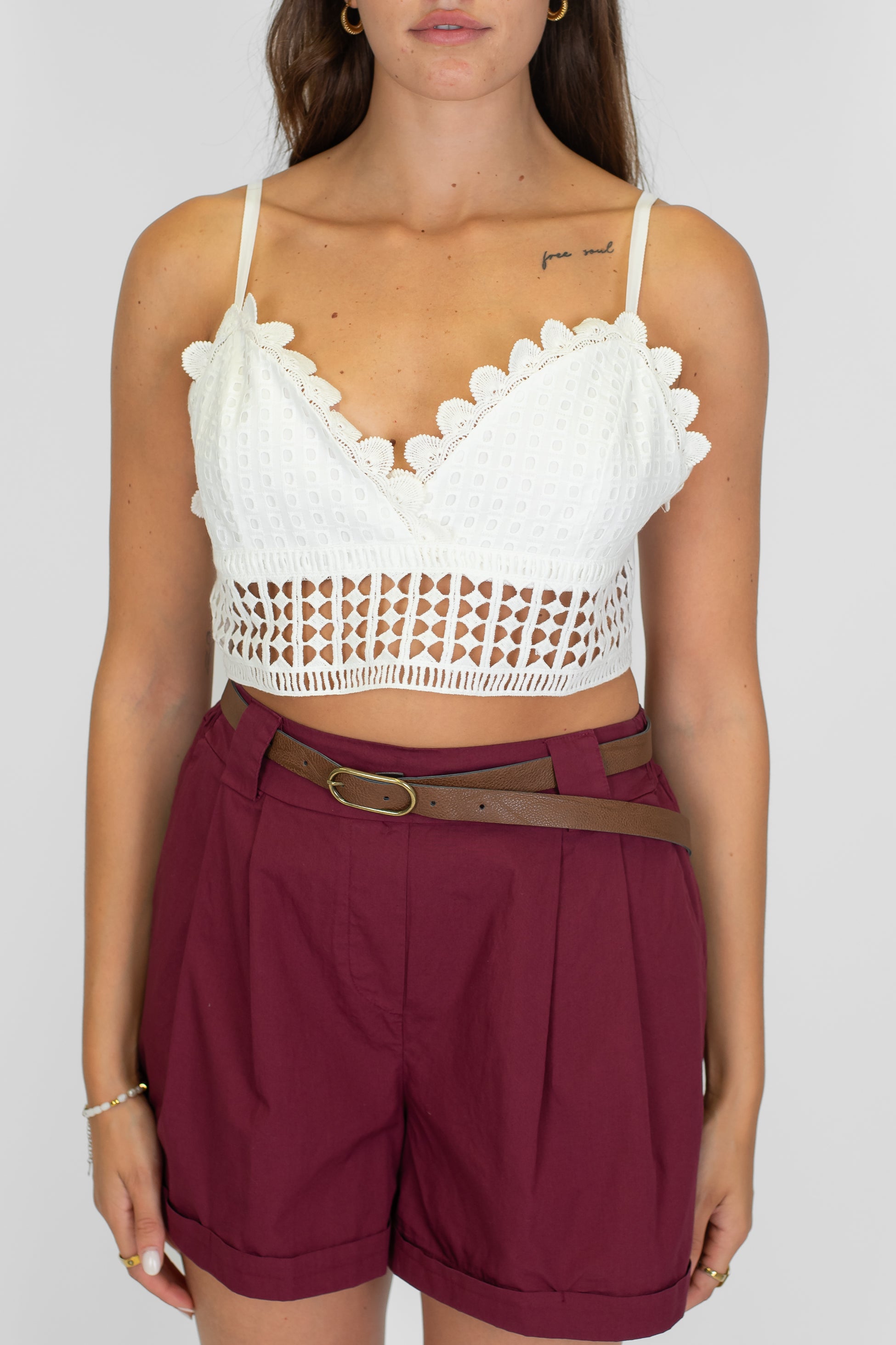 Tensione in - Top con bretelline in pizzo sangallo e allaccio con fiocco sul retro