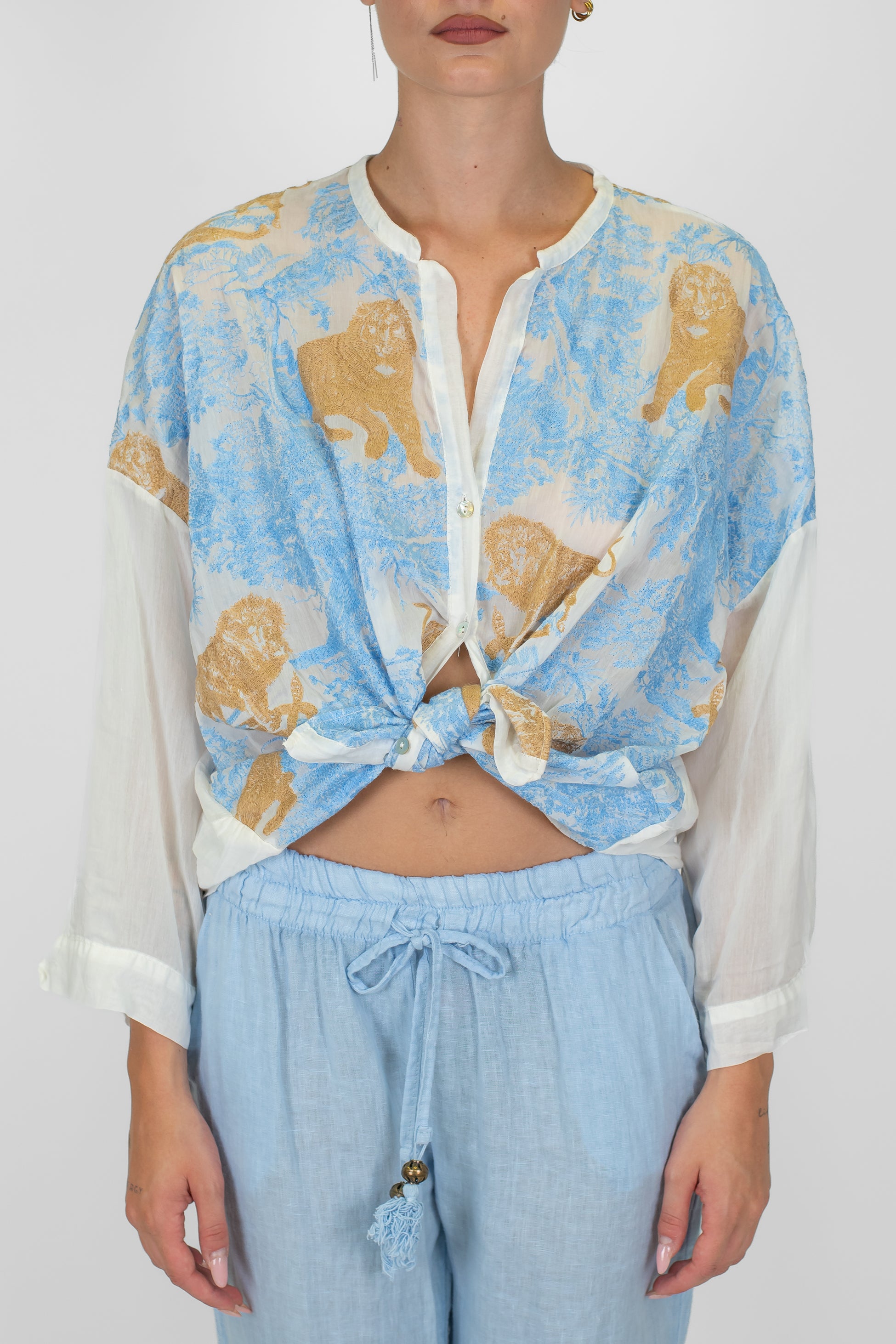 Tensione in - Camicia in mussola di cotone e seta con ricami