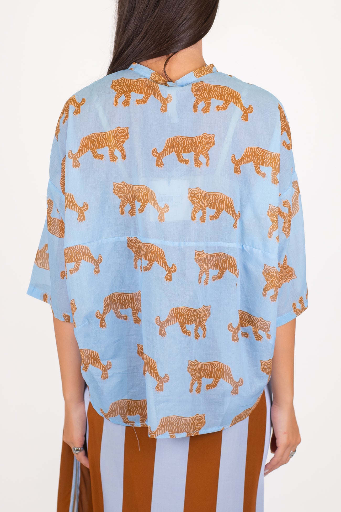 Tensione in - Camicia fantasia tigri in mussola di cotone con collo coreano e manica tre quarti