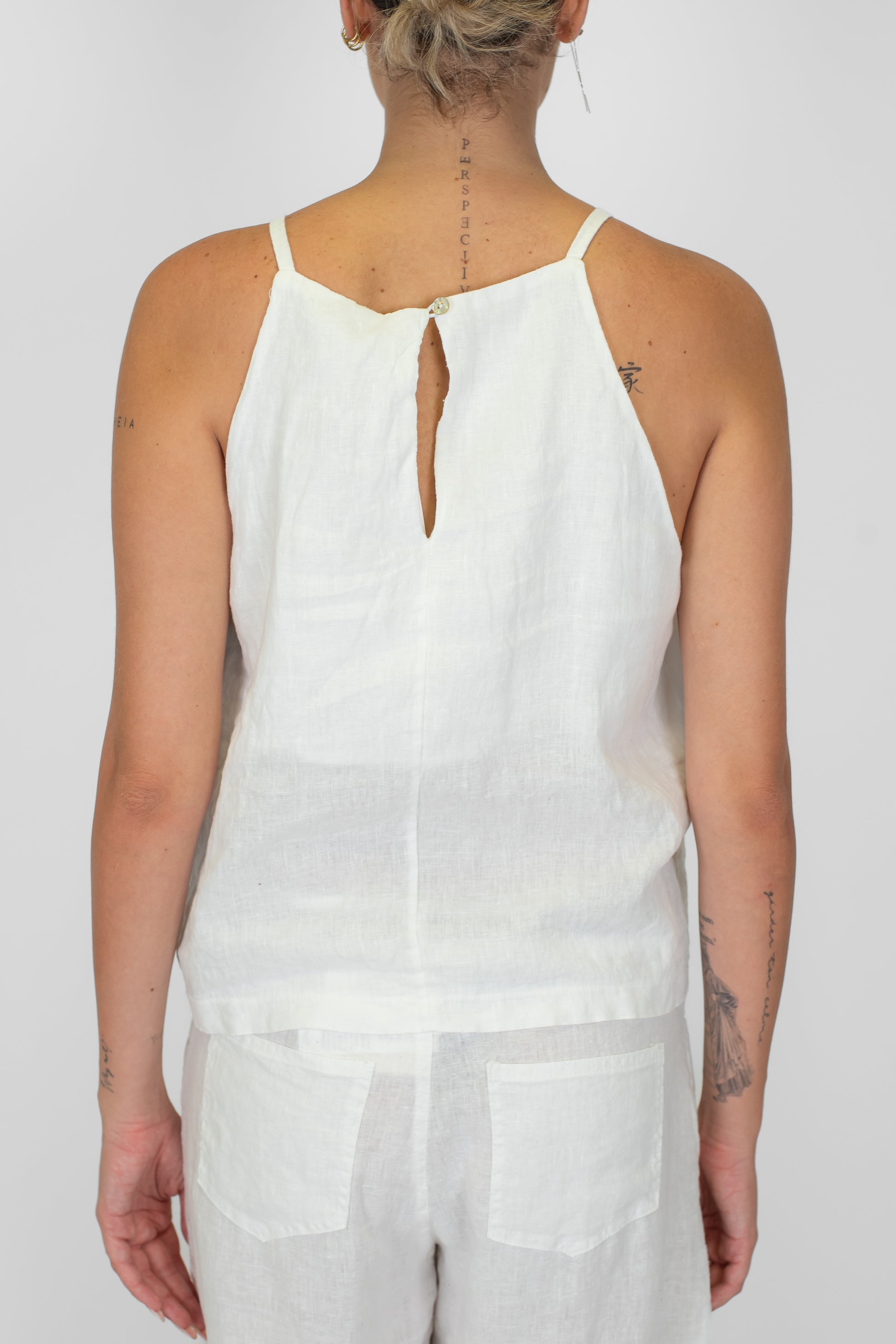 Tensione in - Top in puro lino con bretelle strette con bottoncino sul retro