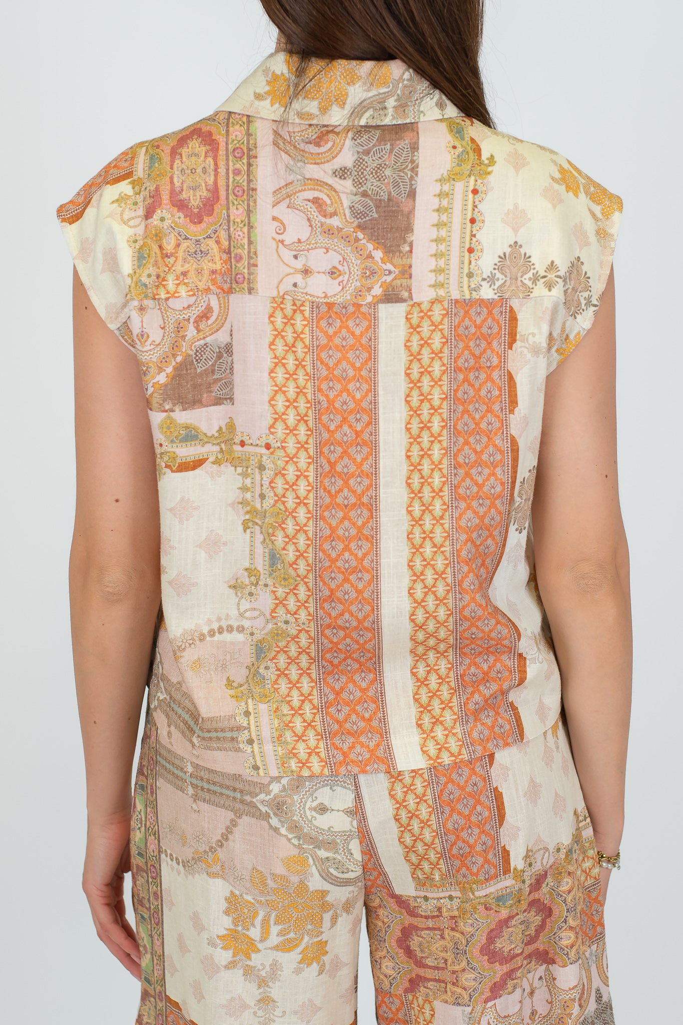 Tensione in - Camicia giromaniche fantasia in misto lino con taschini