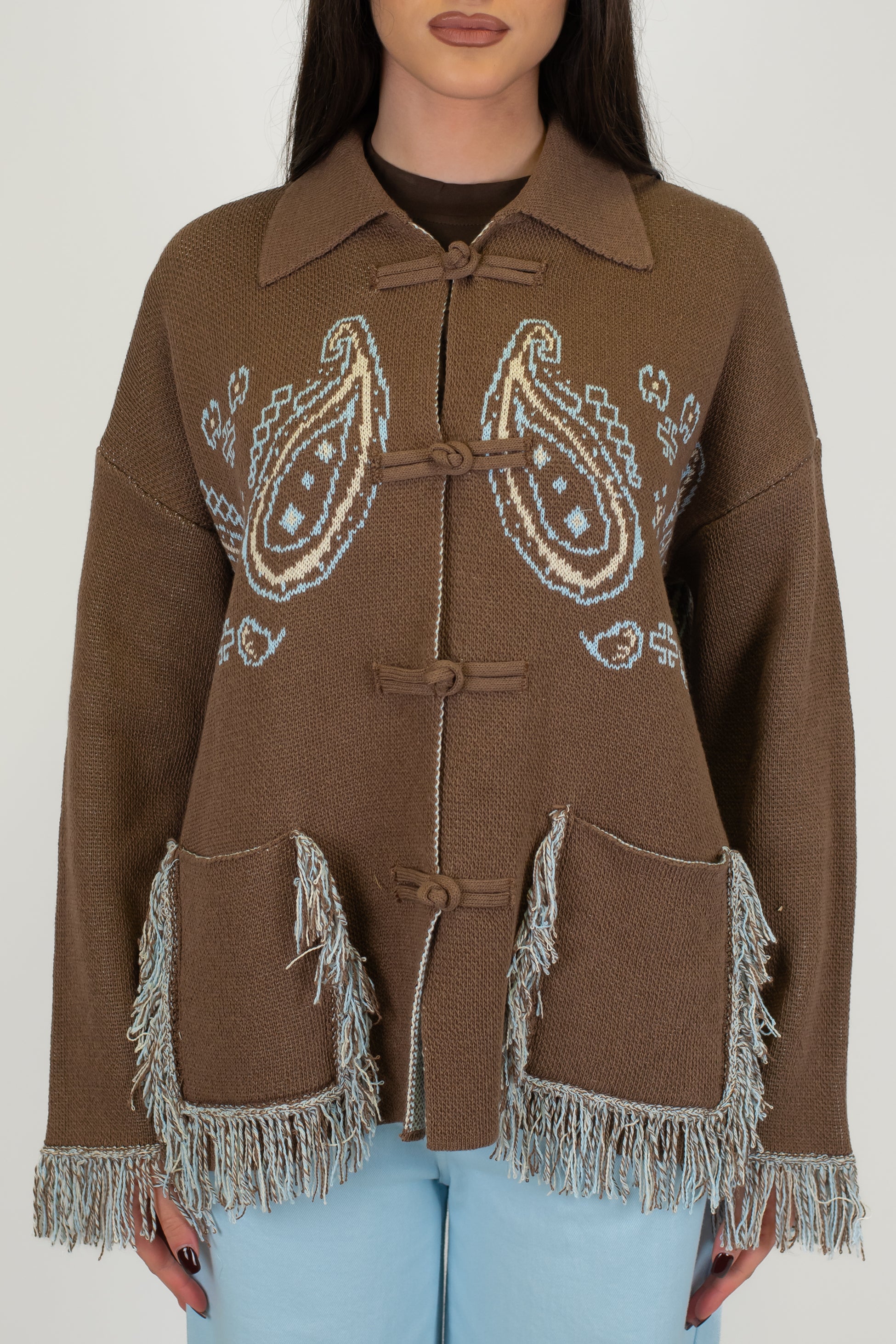 Dixie - Cardigan over fantasia bandana con frange e chisura alamari