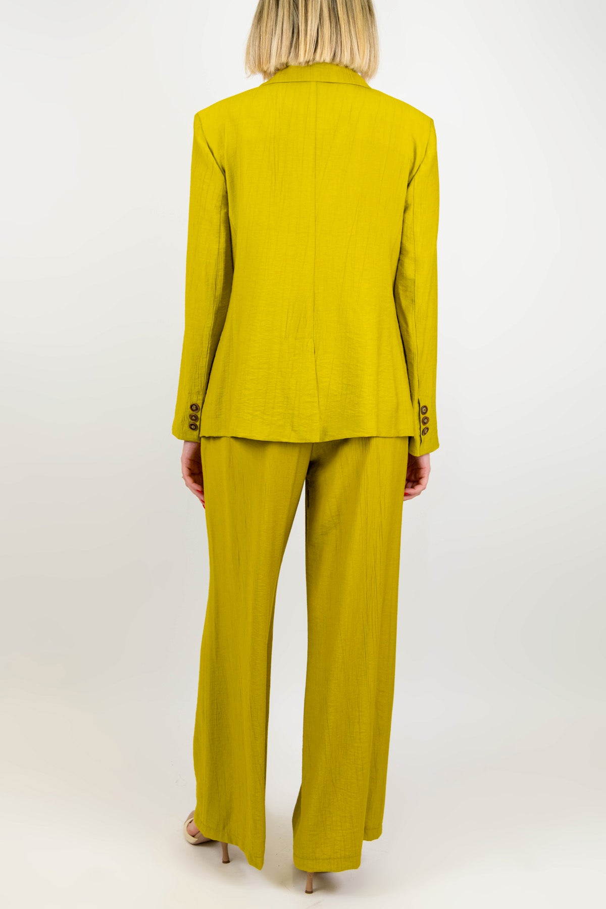 Tensione in - Tailleur in viscosa leggera con giacca monopetto e pantalone palazzo con elastico sul retro