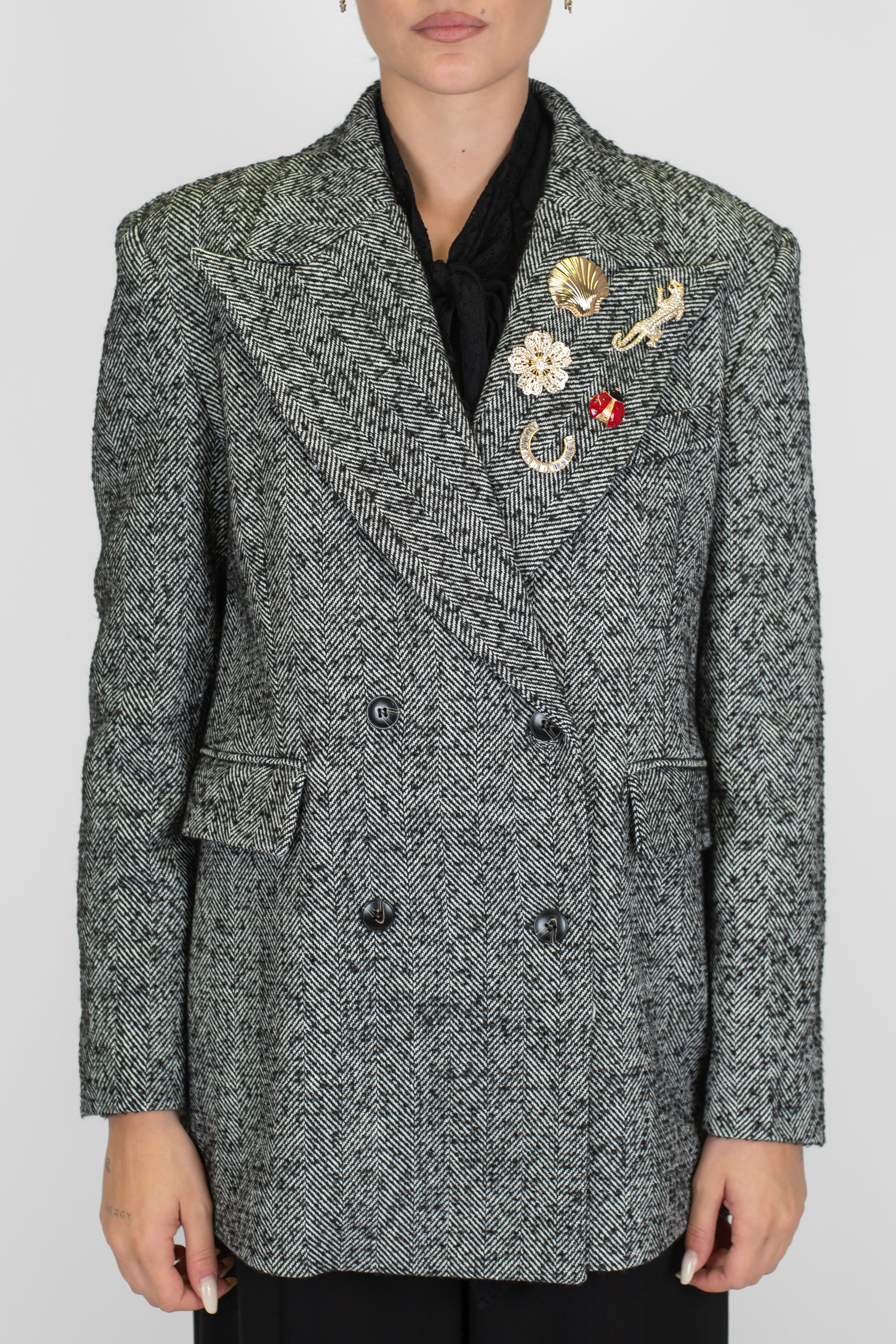 Tensione in - Blazer doppiopetto fantasia spigata in misto lana con rever ampio a lancia e spille gioiello