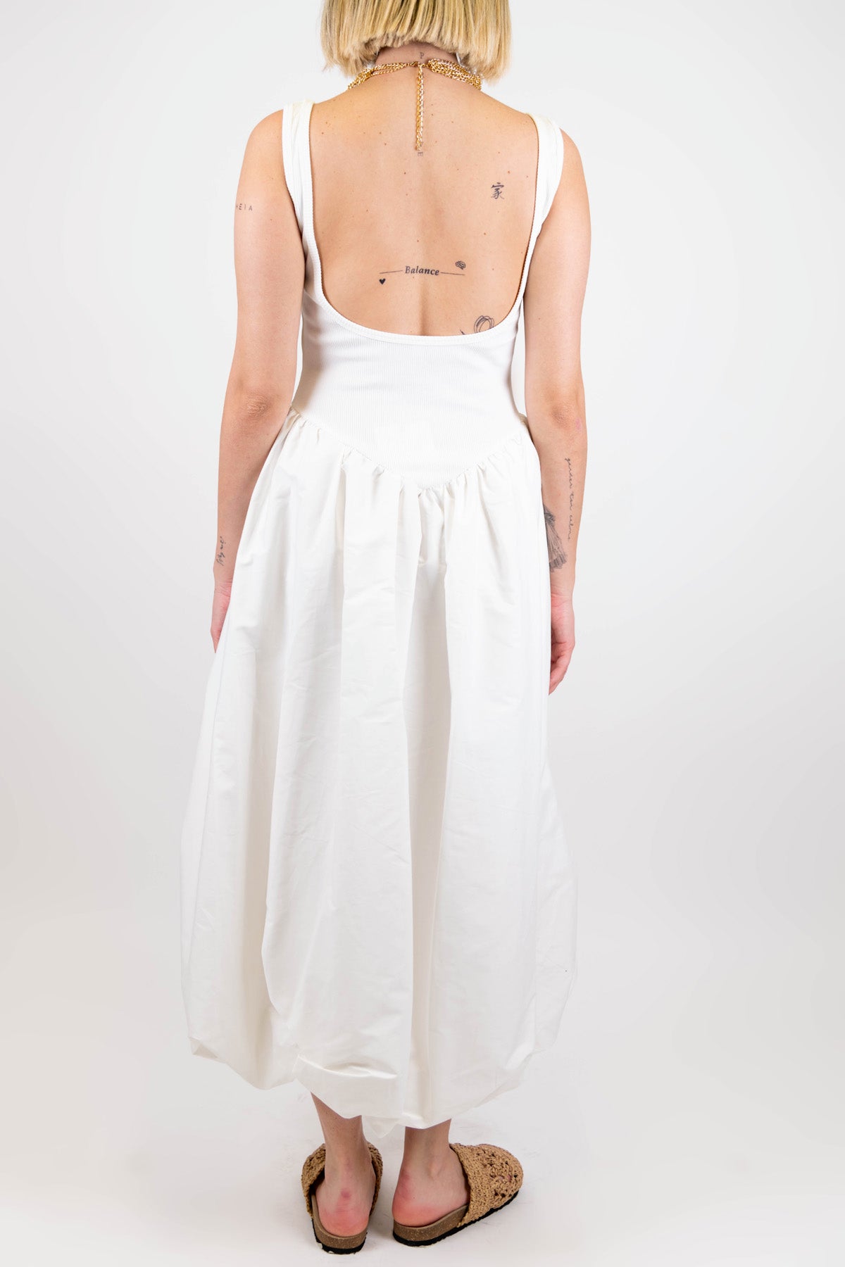 Tensione in - Abito lungo giromaniche con scollo sul retro e collana