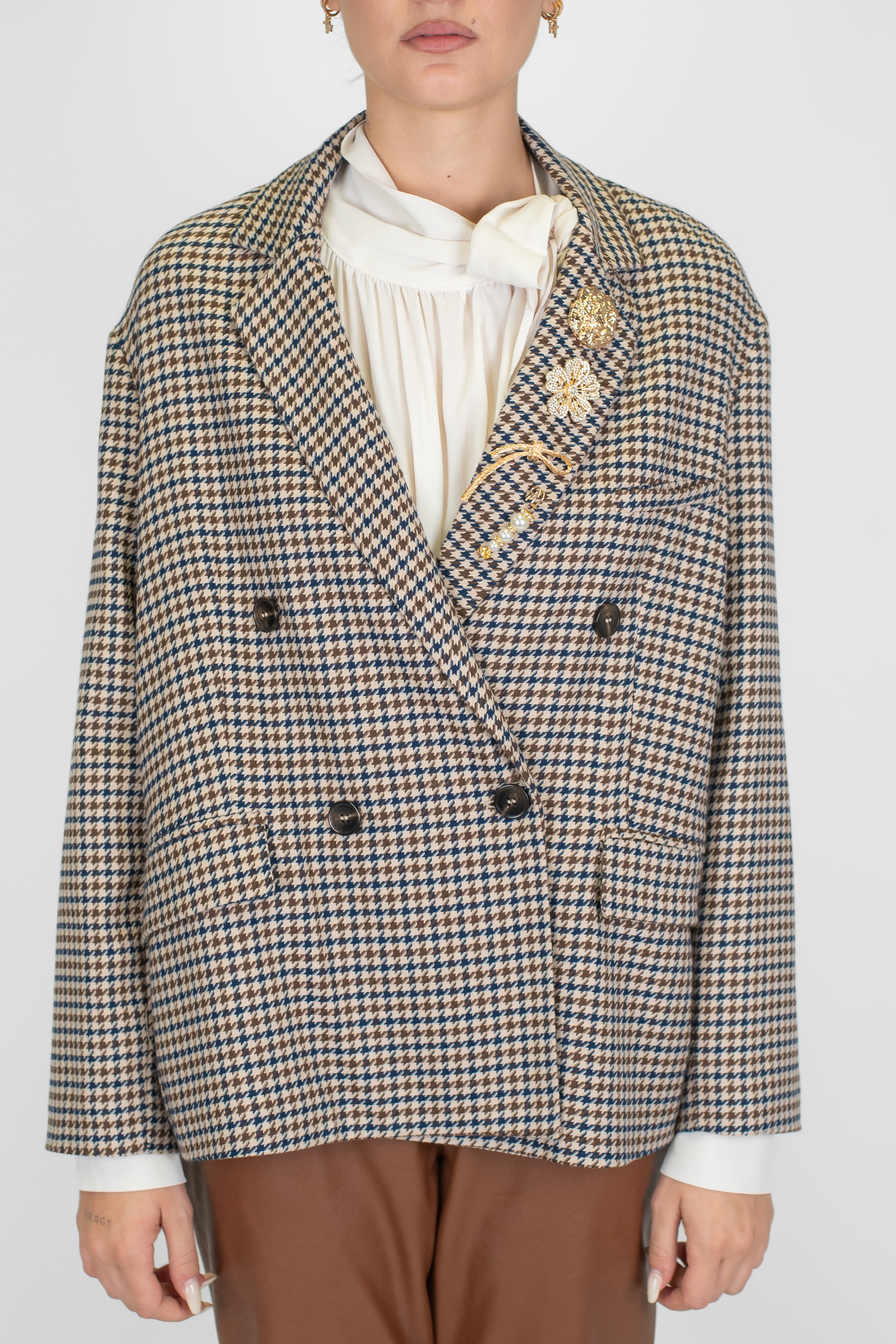 Tensione in - Giacca doppiopetto over fantasia pied de poule con spille gioiello