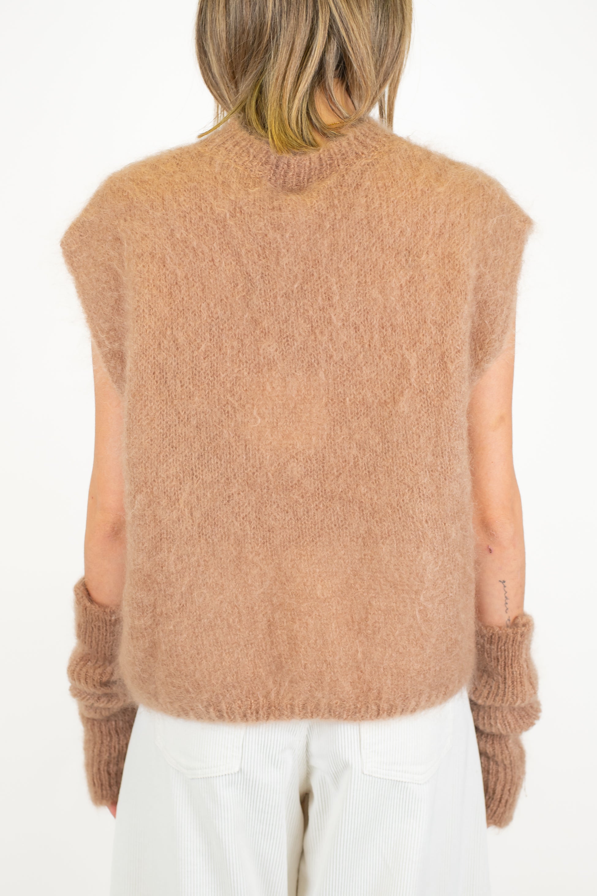 Tensione in - Maglia giromaniche in lana mohair con manicotti