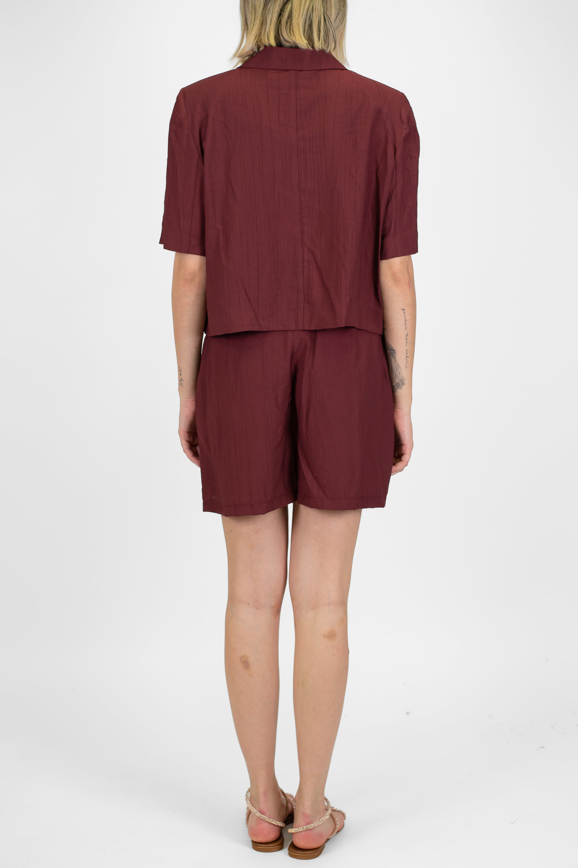 Tensione in - Coordinato in viscosa leggera con giacca crop sfoderata mezzamanica e bermuda