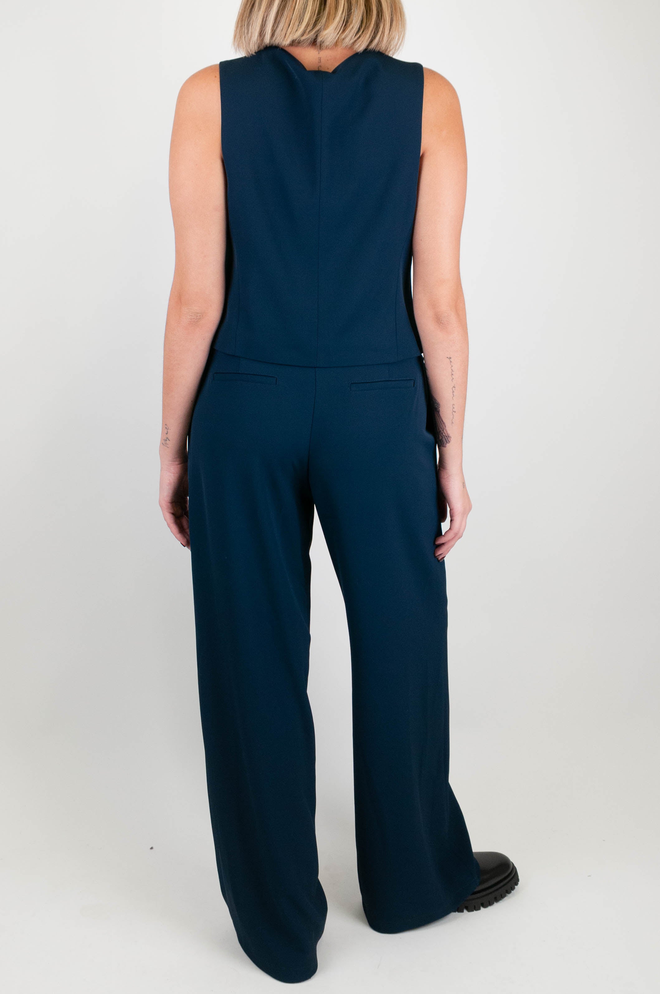 Tensione in - Coordinato gilet e pantalone palazzo in tessuto fluido con elastico sul retro