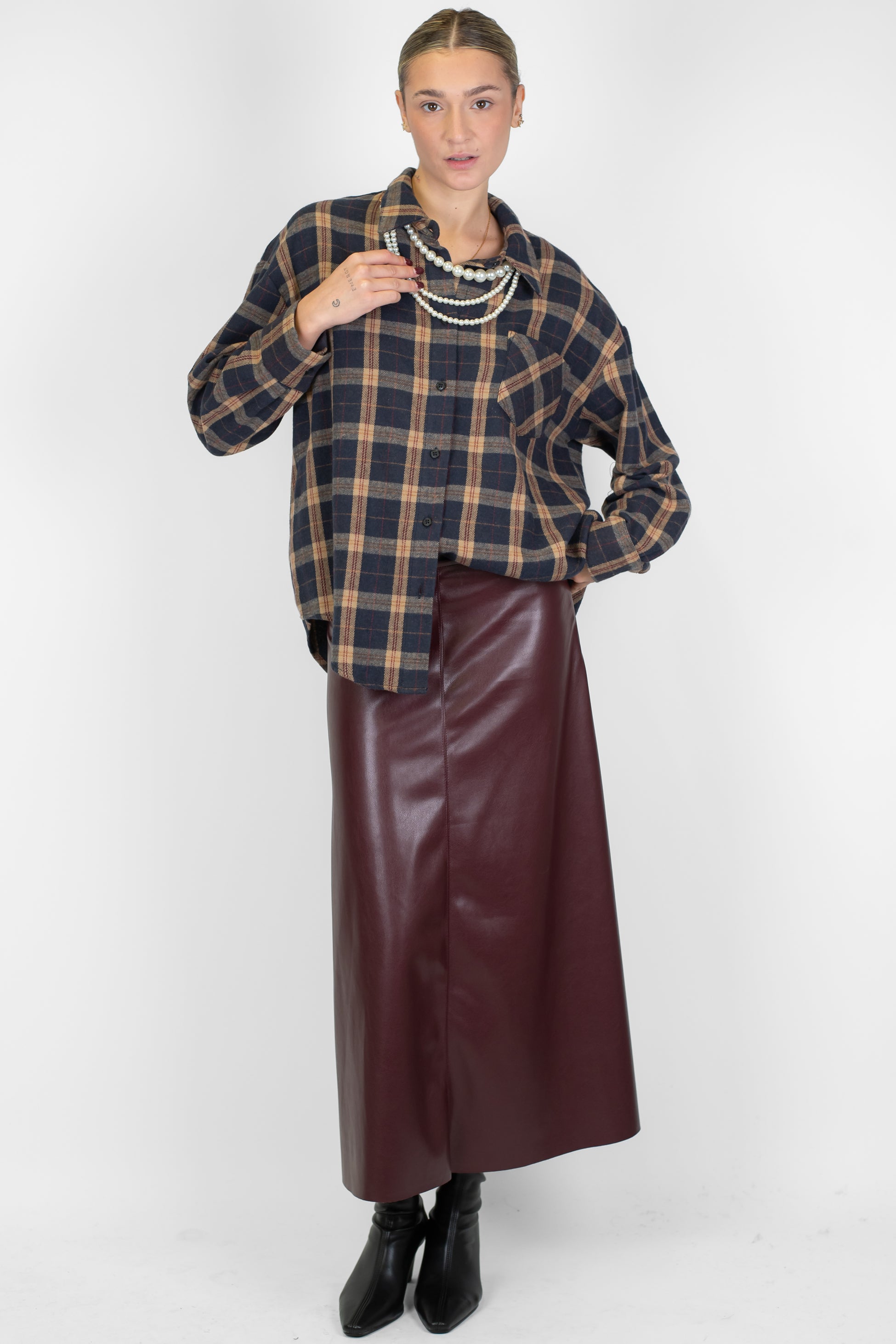 Tensione in - Gonna svasata in ecopelle con fondo a taglio vivo