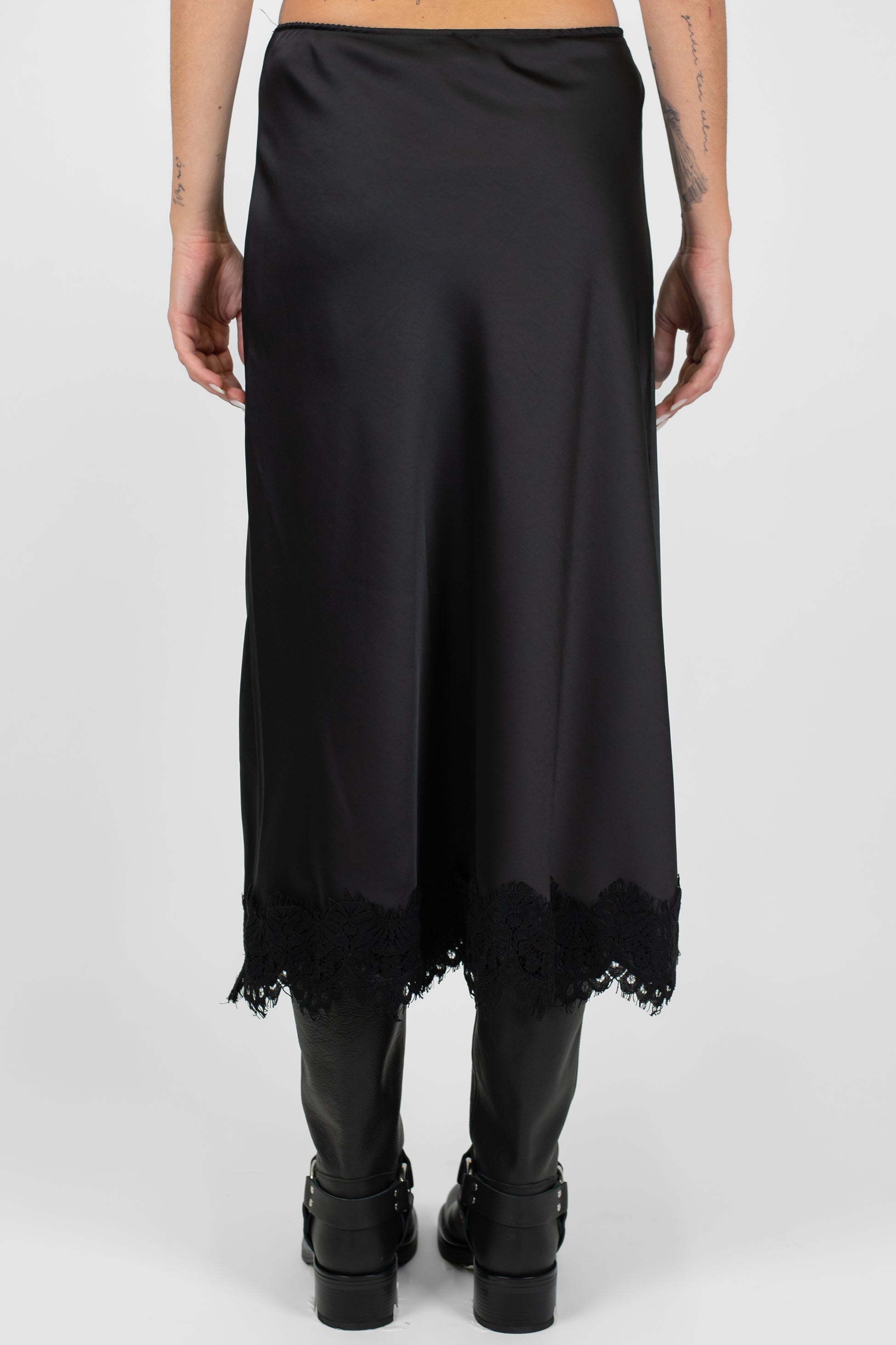 Tensione in - Gonna in satin con orlo a contrasto in pizzo