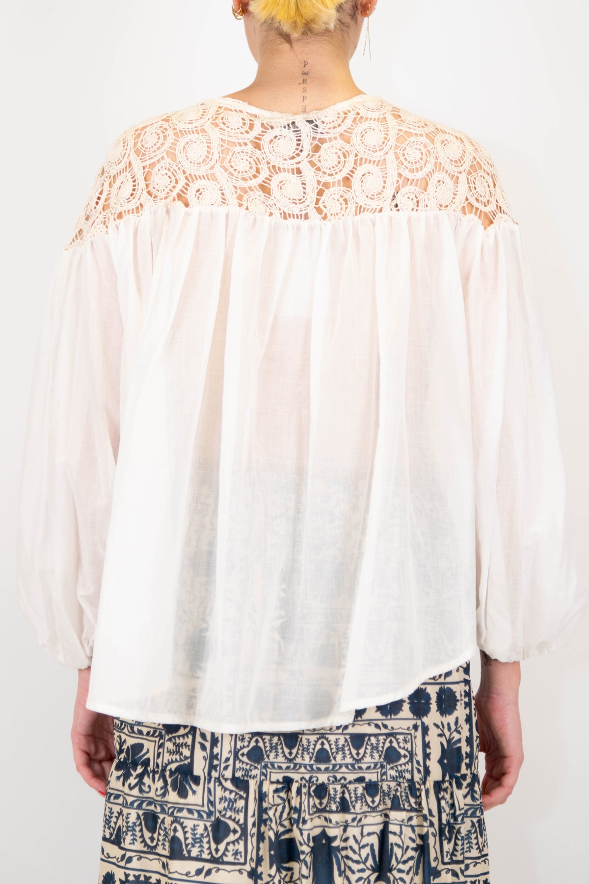 Motel - Blusa con parte superiore in crochet e laccio al collo