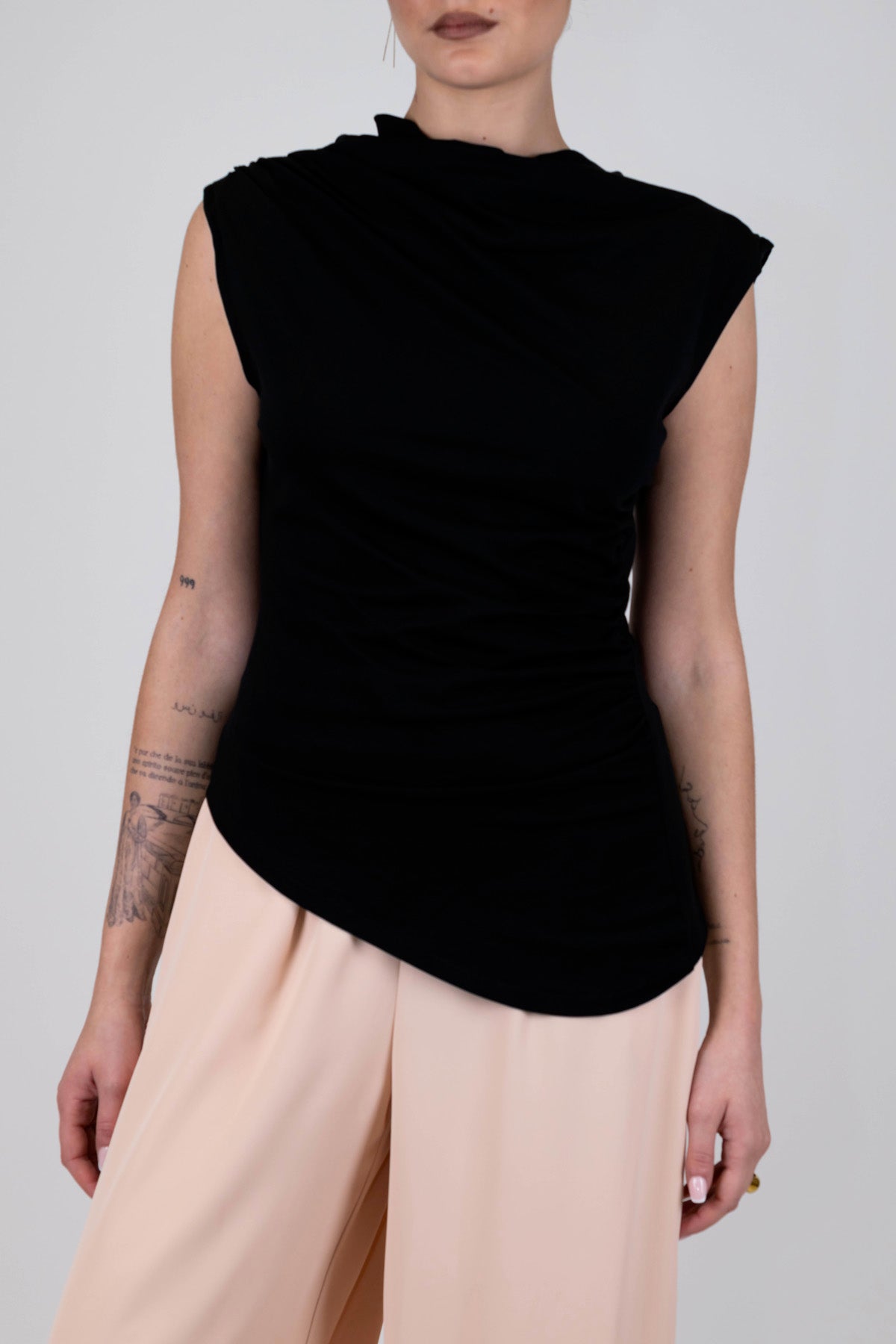 Tensione in - T-shirt con scollo drappeggiato