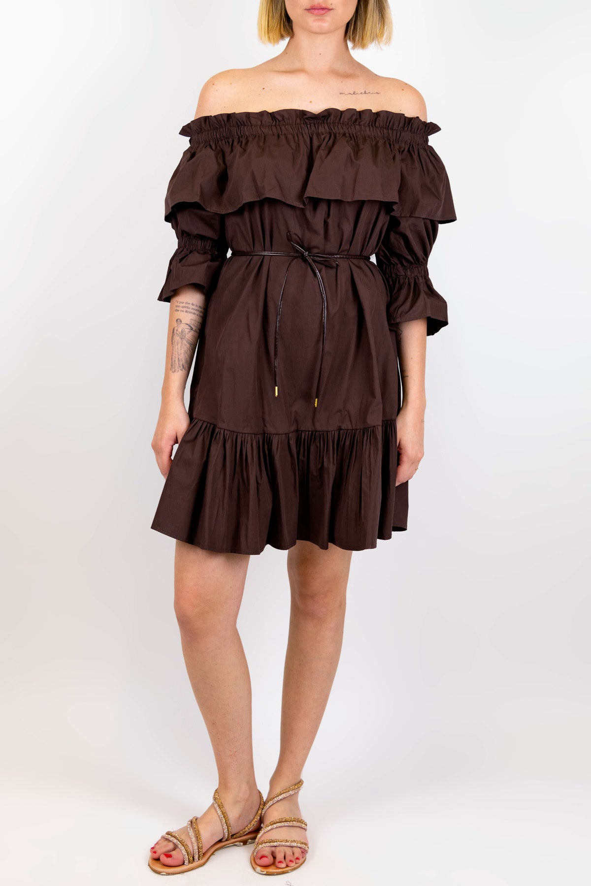 Tensione in - Abito corto scollo shiffer con manica tre quarti e balze