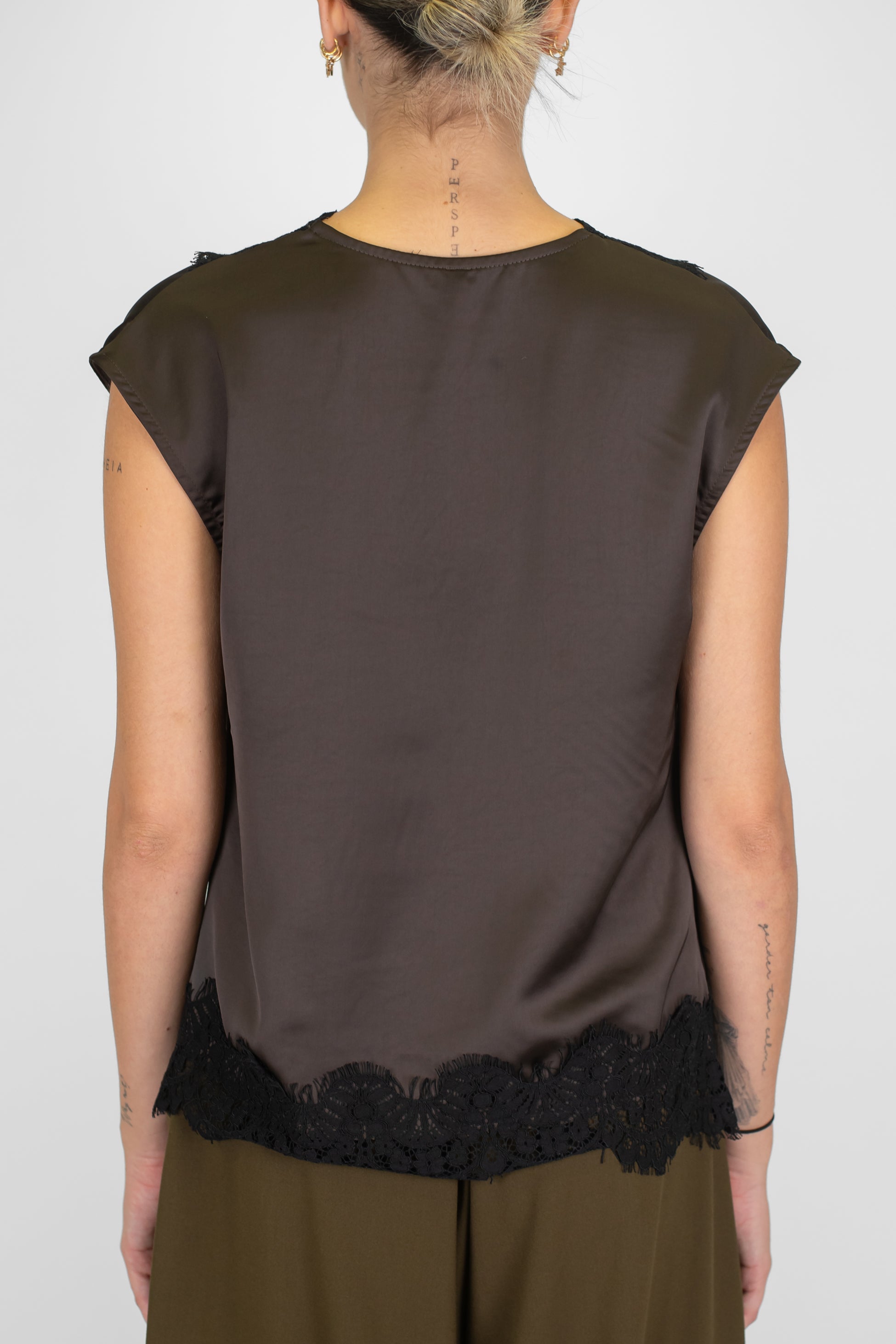 Tensione in - Blusa mezzamanica scollo a V in satin con orli in pizzo