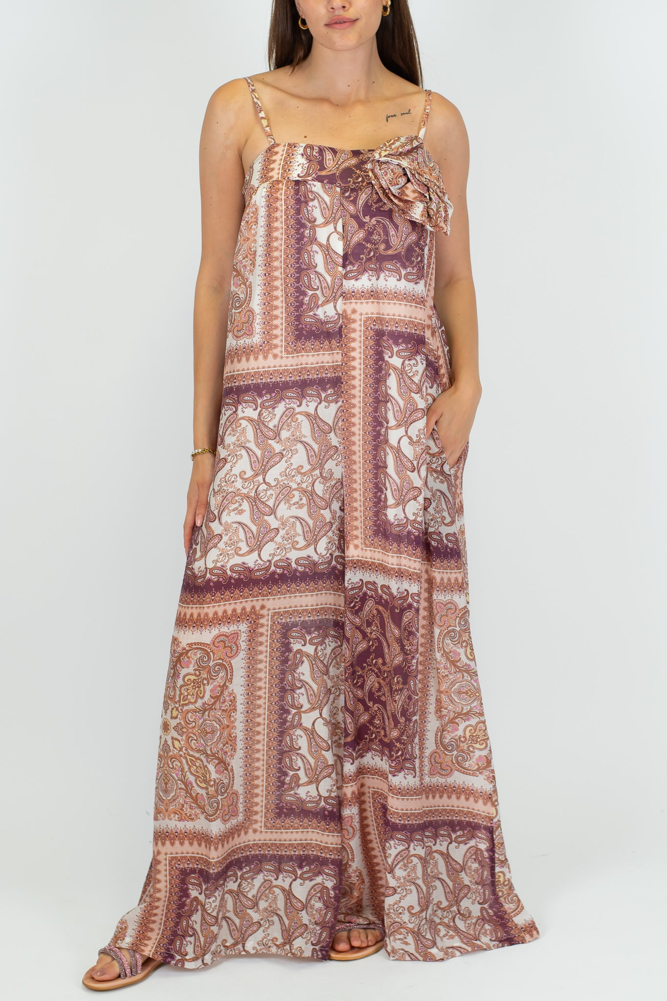 Motel - Tuta fantasia etnica con spilla fiore