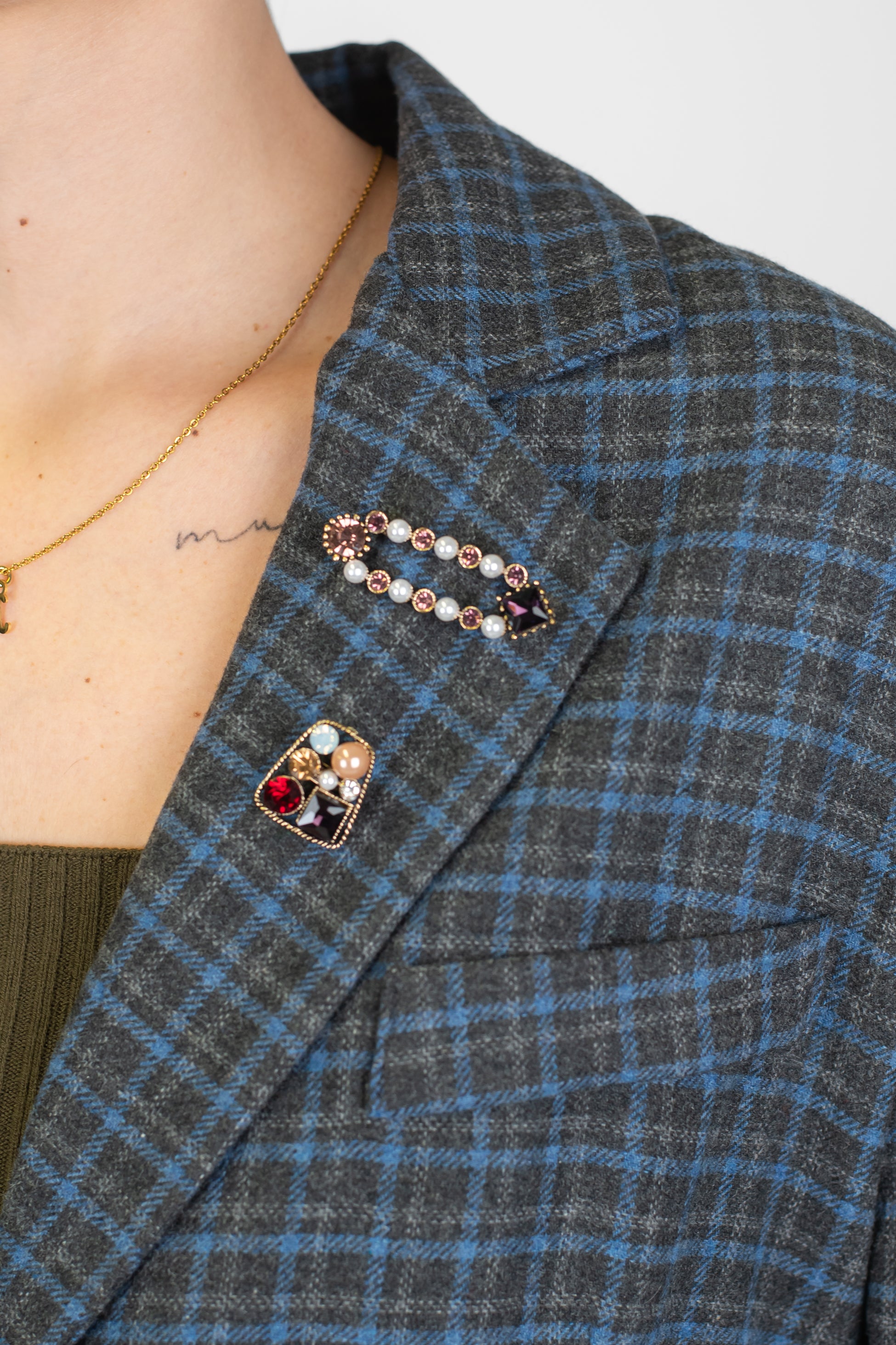 Tensione in - Giacca monopetto fantasia quadri in misto lana con spille