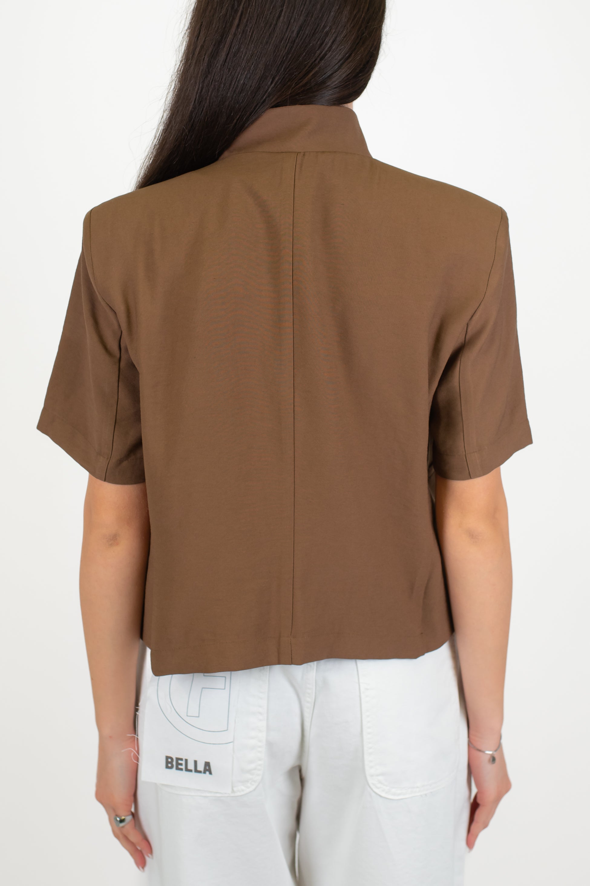 Haveone - Giacca crop mezzamanica con spalline, collo coreano e chiusura asimmetrica alta