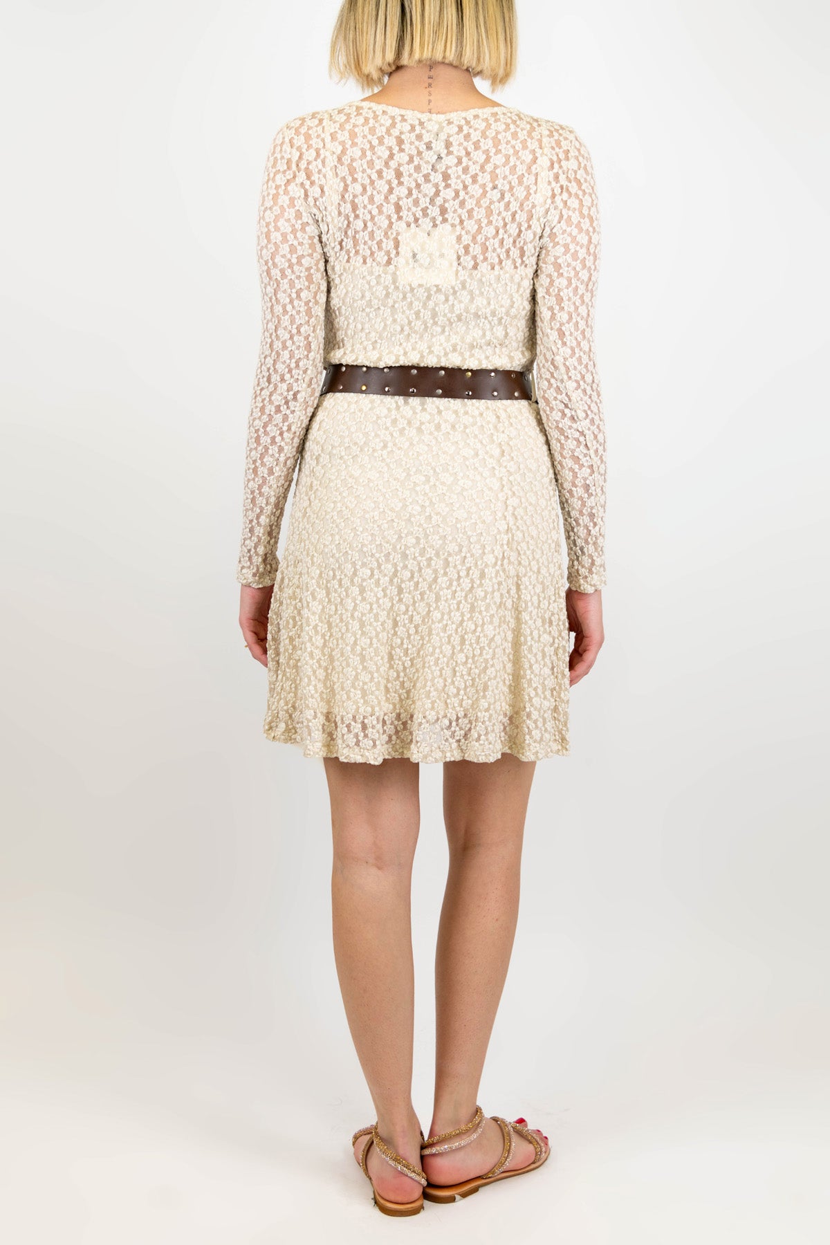 Tensione in - Abito corto in crochet con manica lunga e sottanino