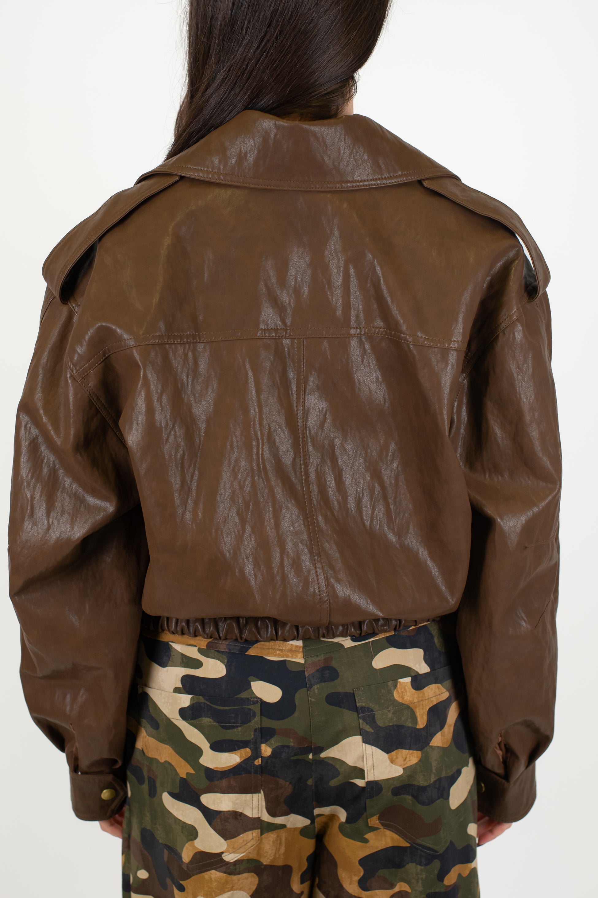 Tensione in - Bomber in ecopelle con tasconi laterali ed elastico sul fondo