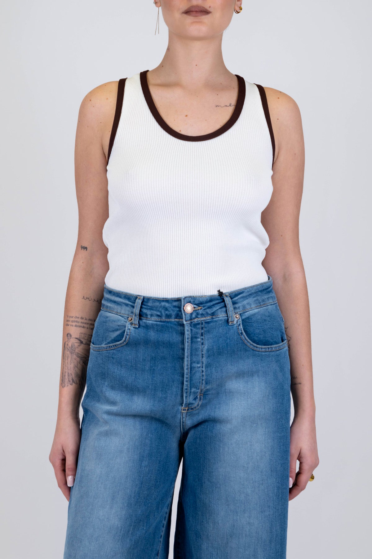 Tensione in - Canotta a costine con profilo a contrasto