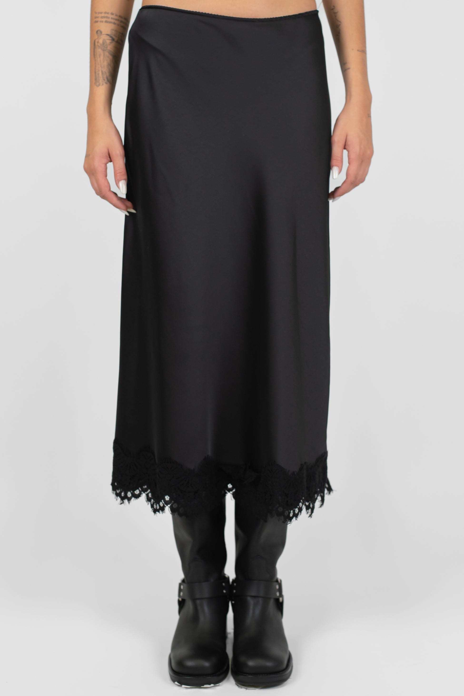 Tensione in - Gonna in satin con orlo a contrasto in pizzo