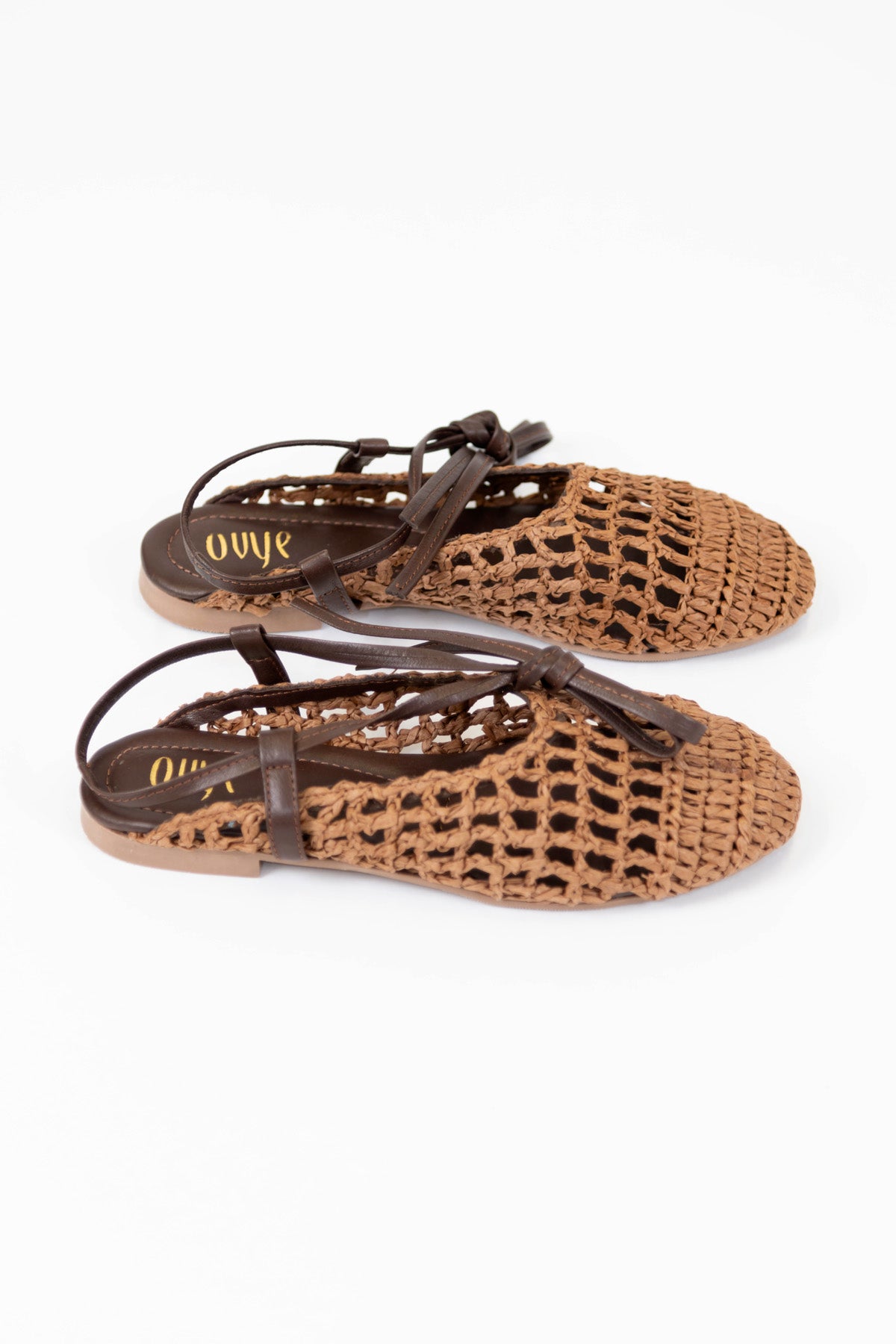 Ovyé - Sabot schiava in rafia traforata con cinturino in pelle