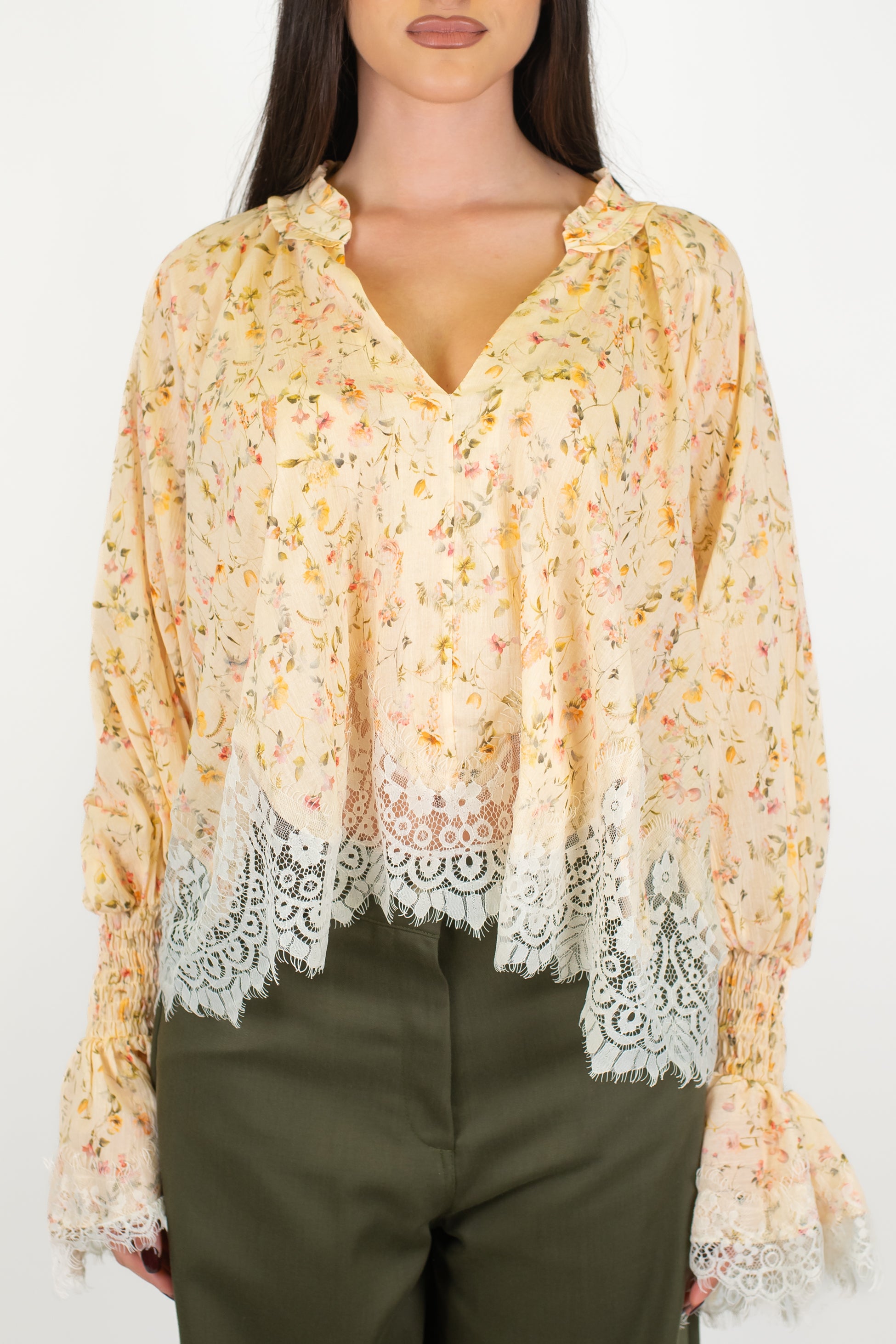Tensione in - Blusa fantasia floreale scollo a V con fondo stondato e manica a campana con dettagli in pizzo