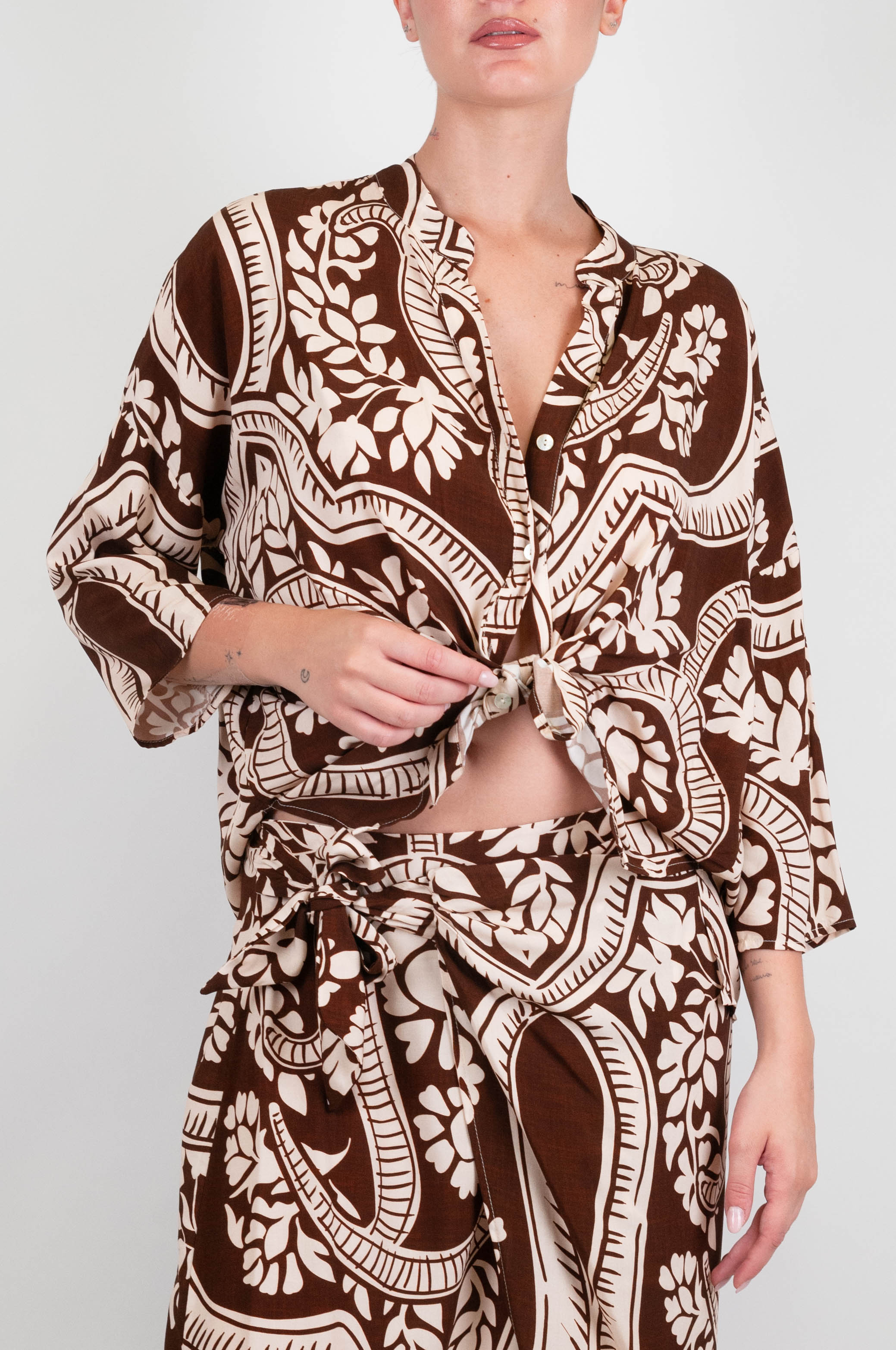 Haveone - Camicia fantasia astratta in viscosa con collo coreano e manica tre quarti