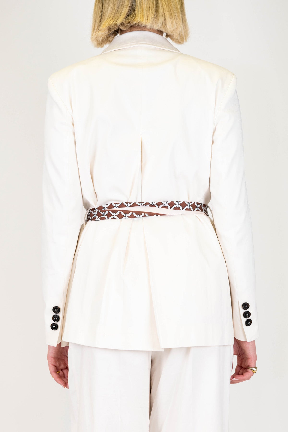 Maryley - Giacca sahariana con doppio taschino e cintura foulard