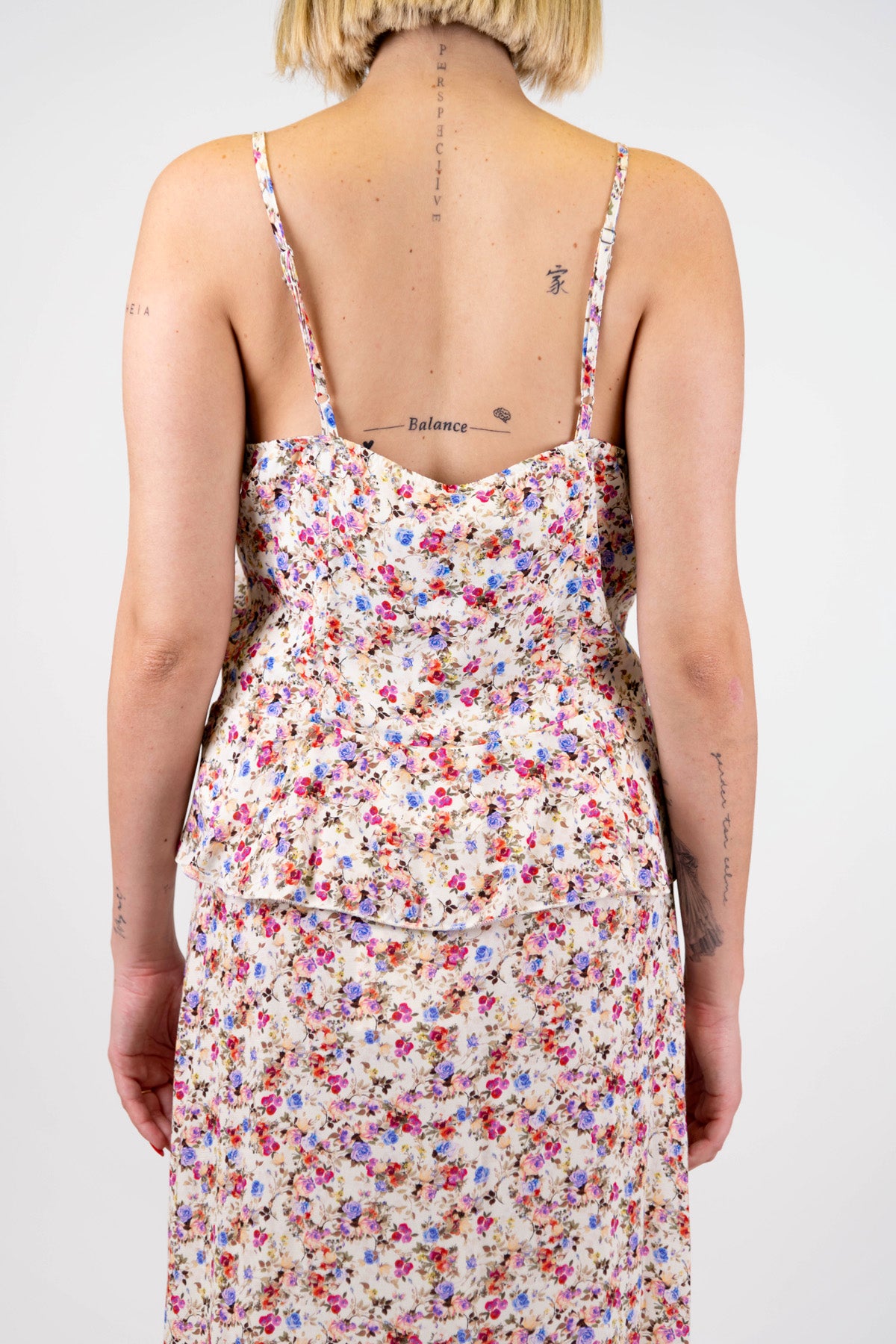 Tensione in - Top fantasia floreale in viscosa con bretelline e chiusura bottoni