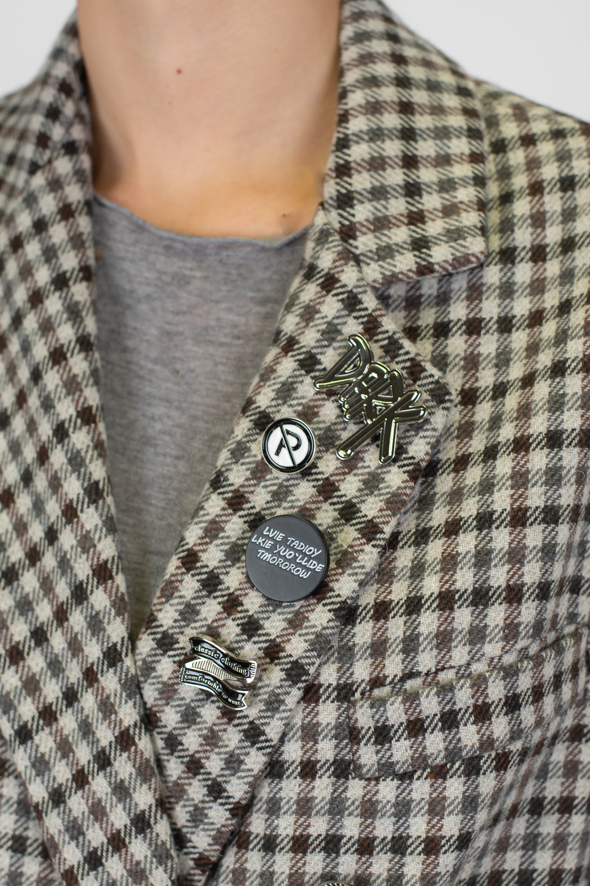 Tensione in - Giacca doppiopetto microfantasia quadri in misto lana con spille