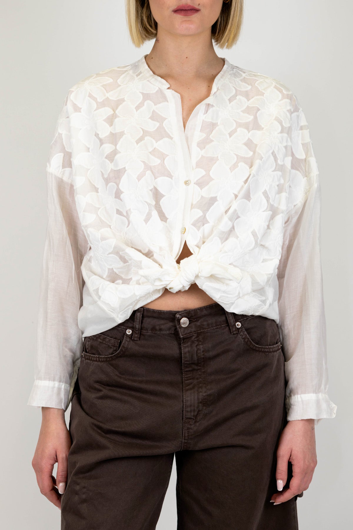 Tensione in - Camicia fantasia floreale ricamata in misto seta, con nodo sul fondo