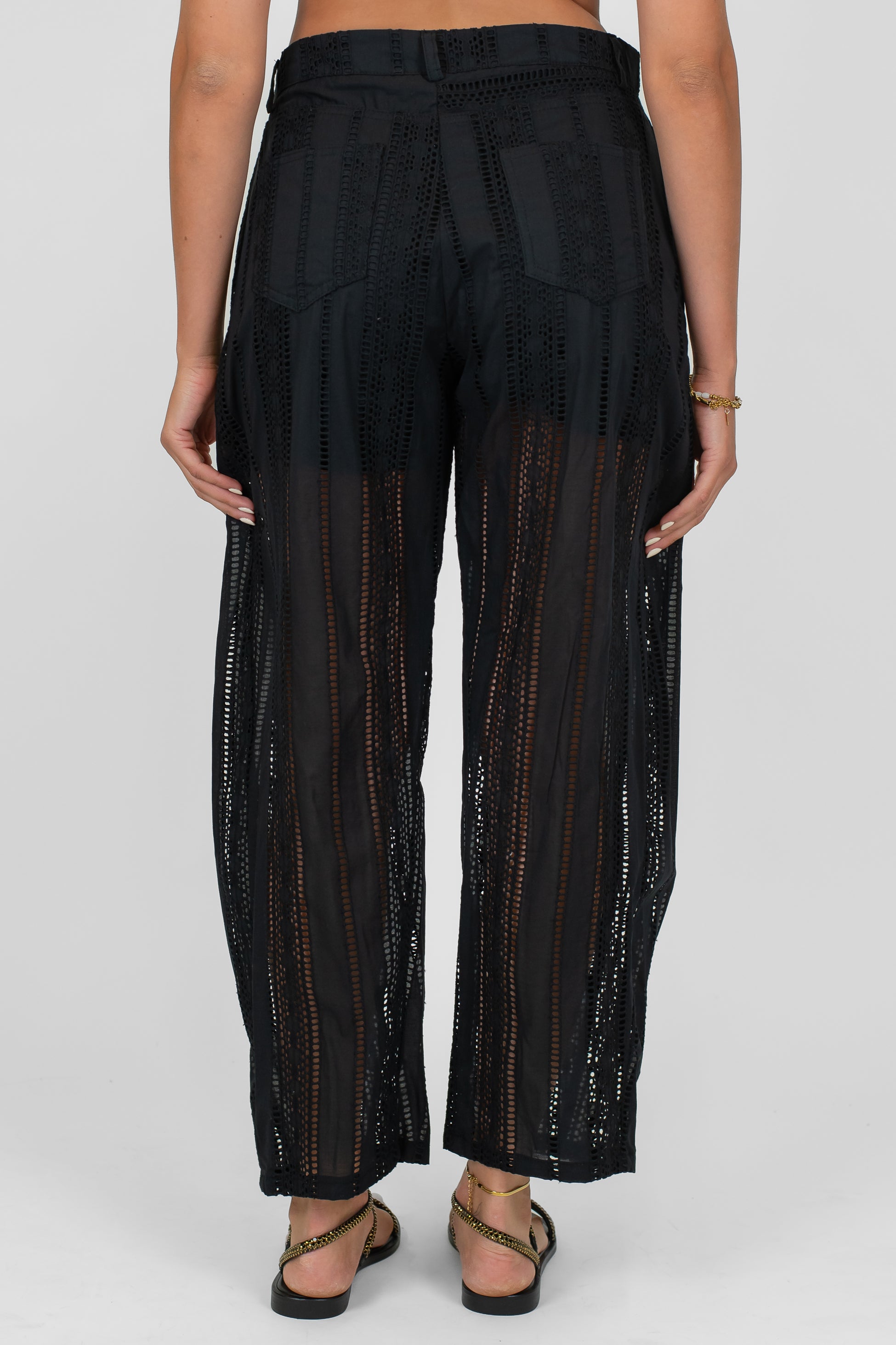 Tensione in - Pantalone balloon con ricami in pizzo sangallo