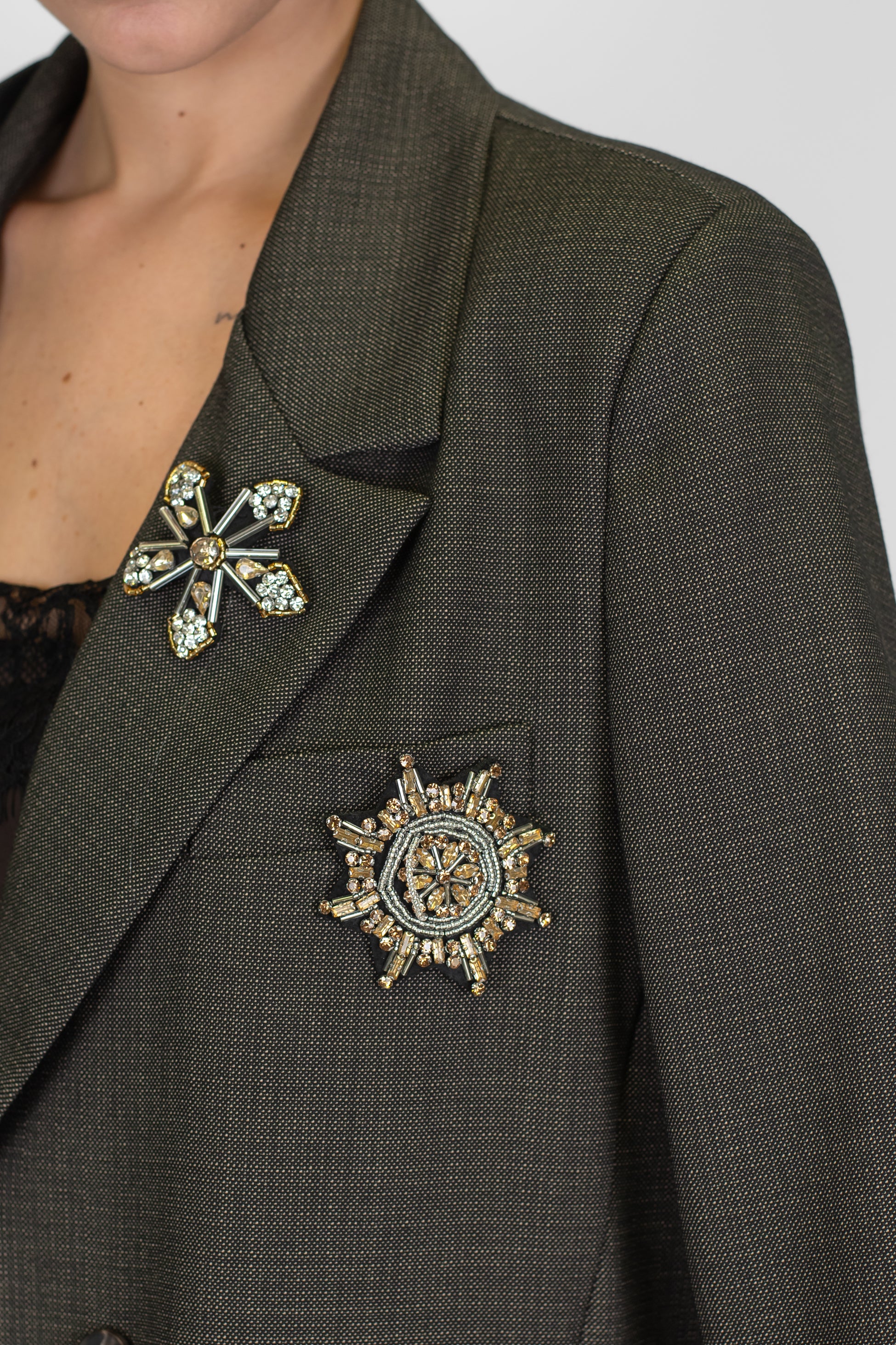 Tensione in - Giacca doppiopetto tramata con spille gioiello