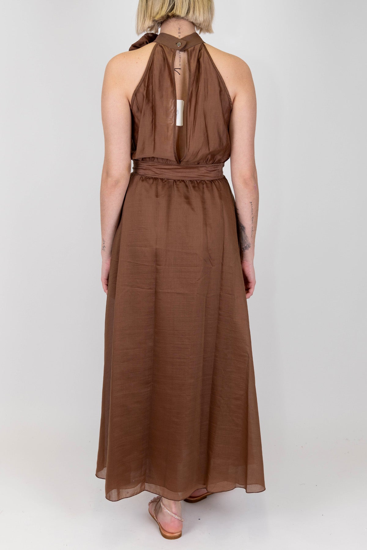 Tensione in - Abito lungo in lyocell con allaccio al collo con fiore e cintura in tessuto