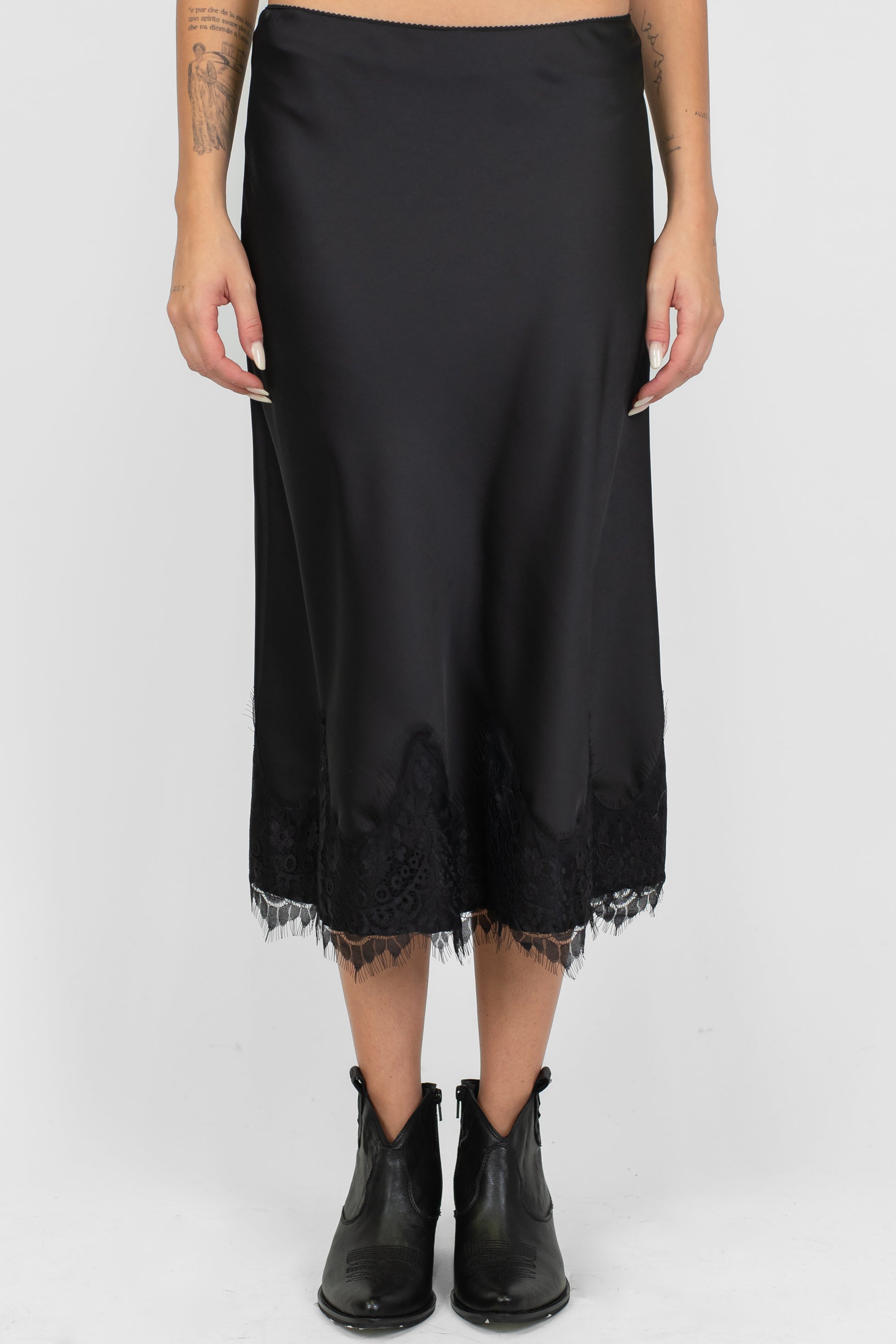 Tensione in - Gonna in satin con orlo in pizzo sul fondo