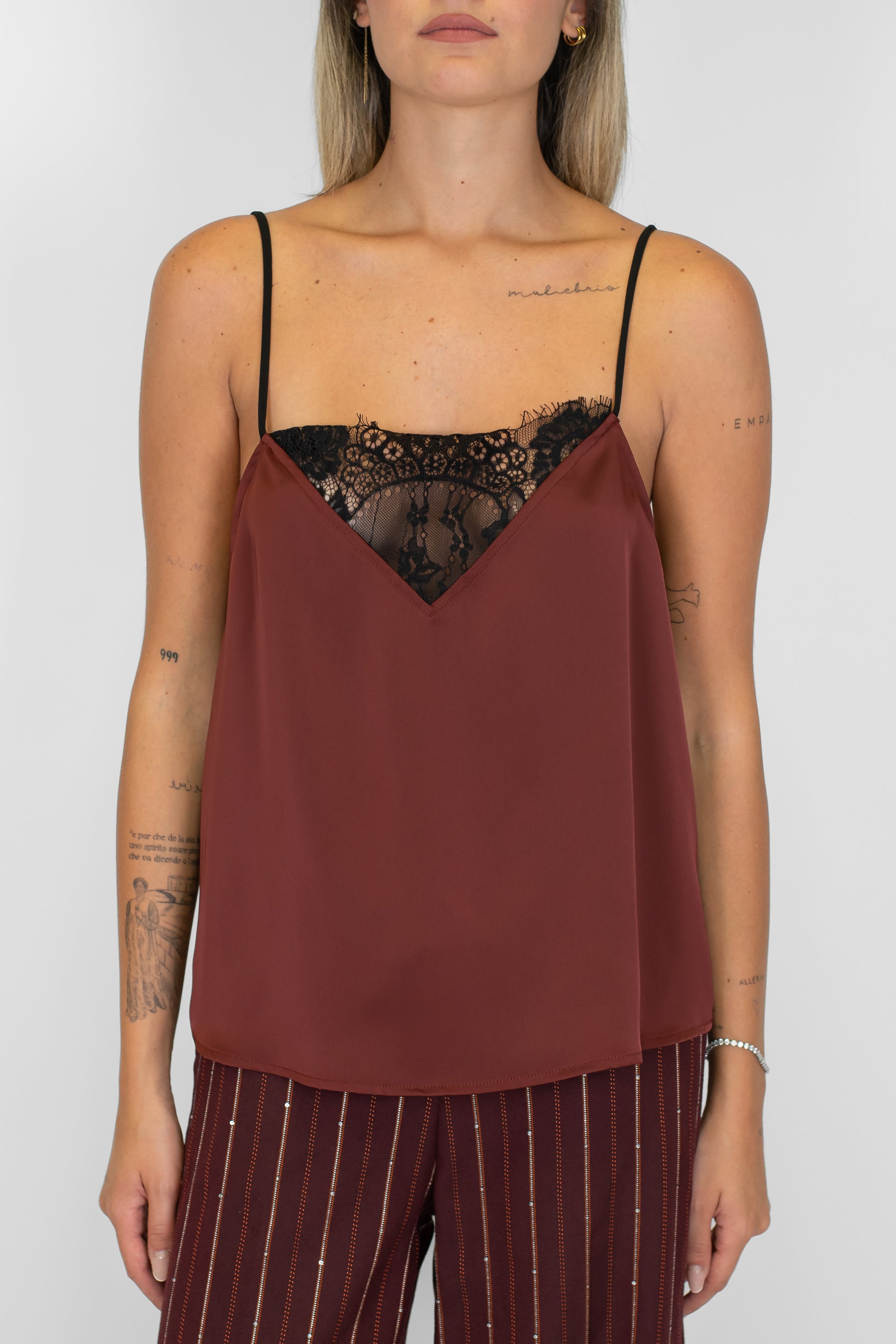 Tensione in -Top in satin con bretelline e scollo in pizzo