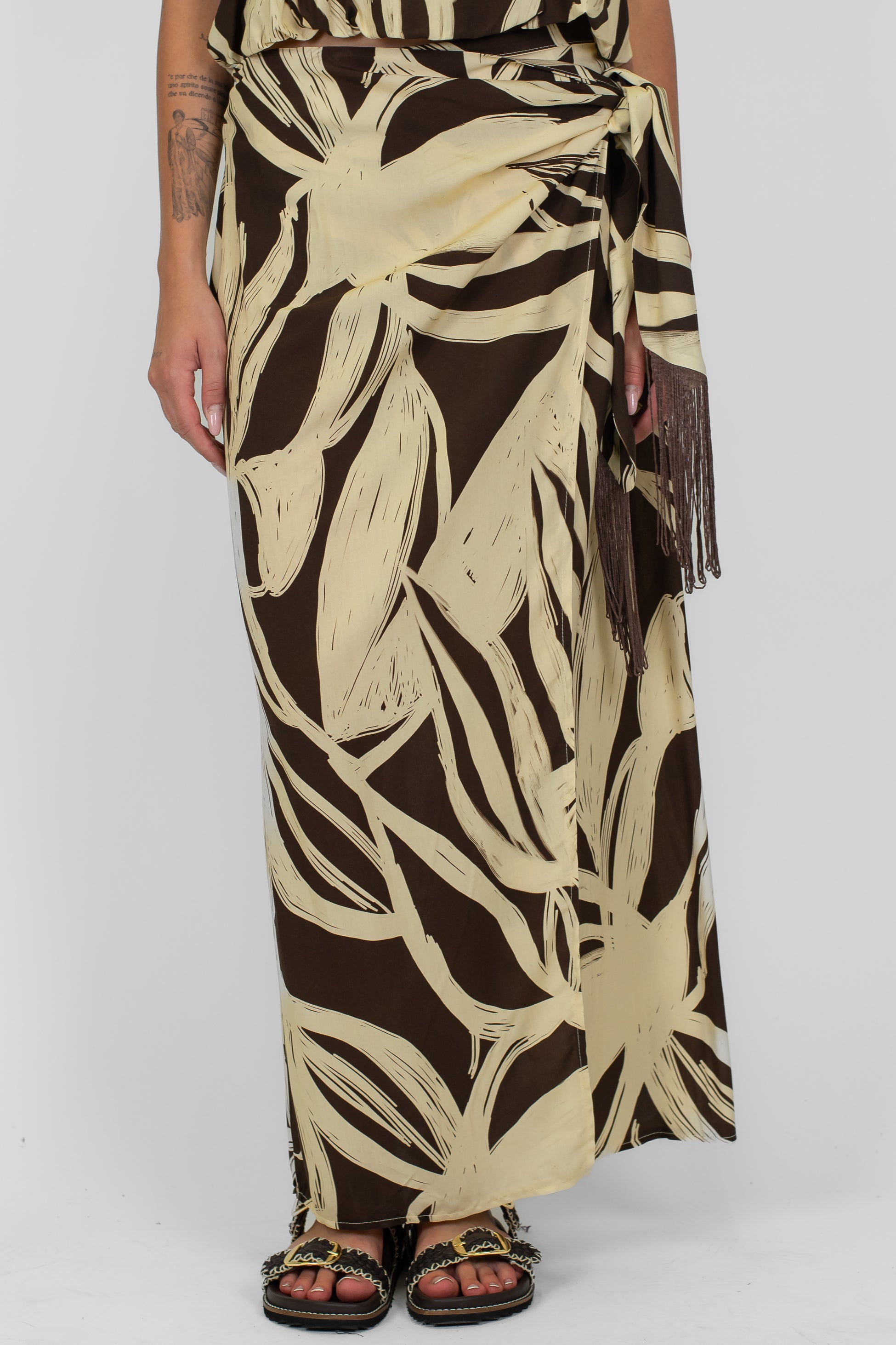 Tensione in - Gonna pareo fantasia astratta in viscosa con nappine