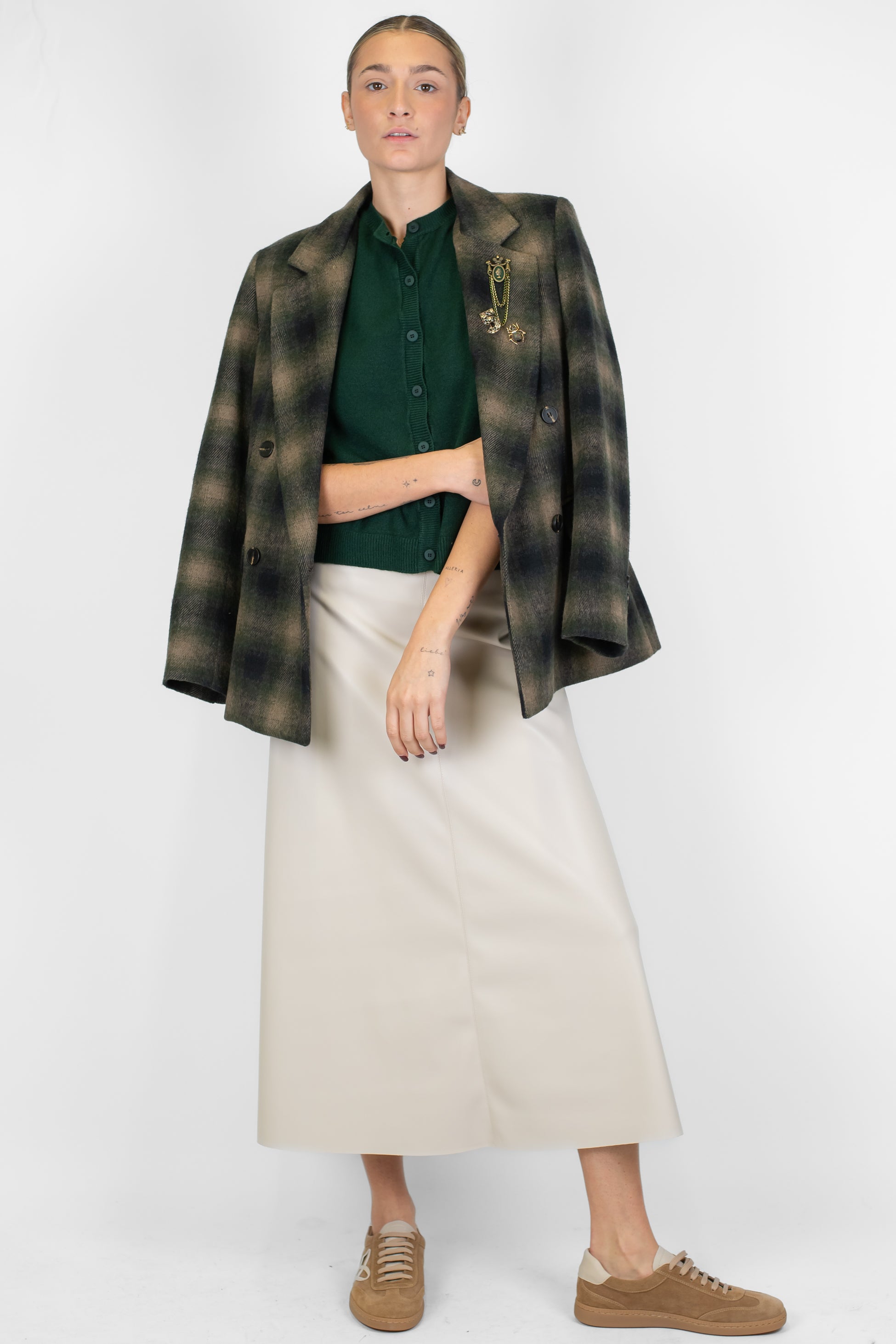 Tensione in - Gonna svasata in ecopelle con fondo a taglio vivo