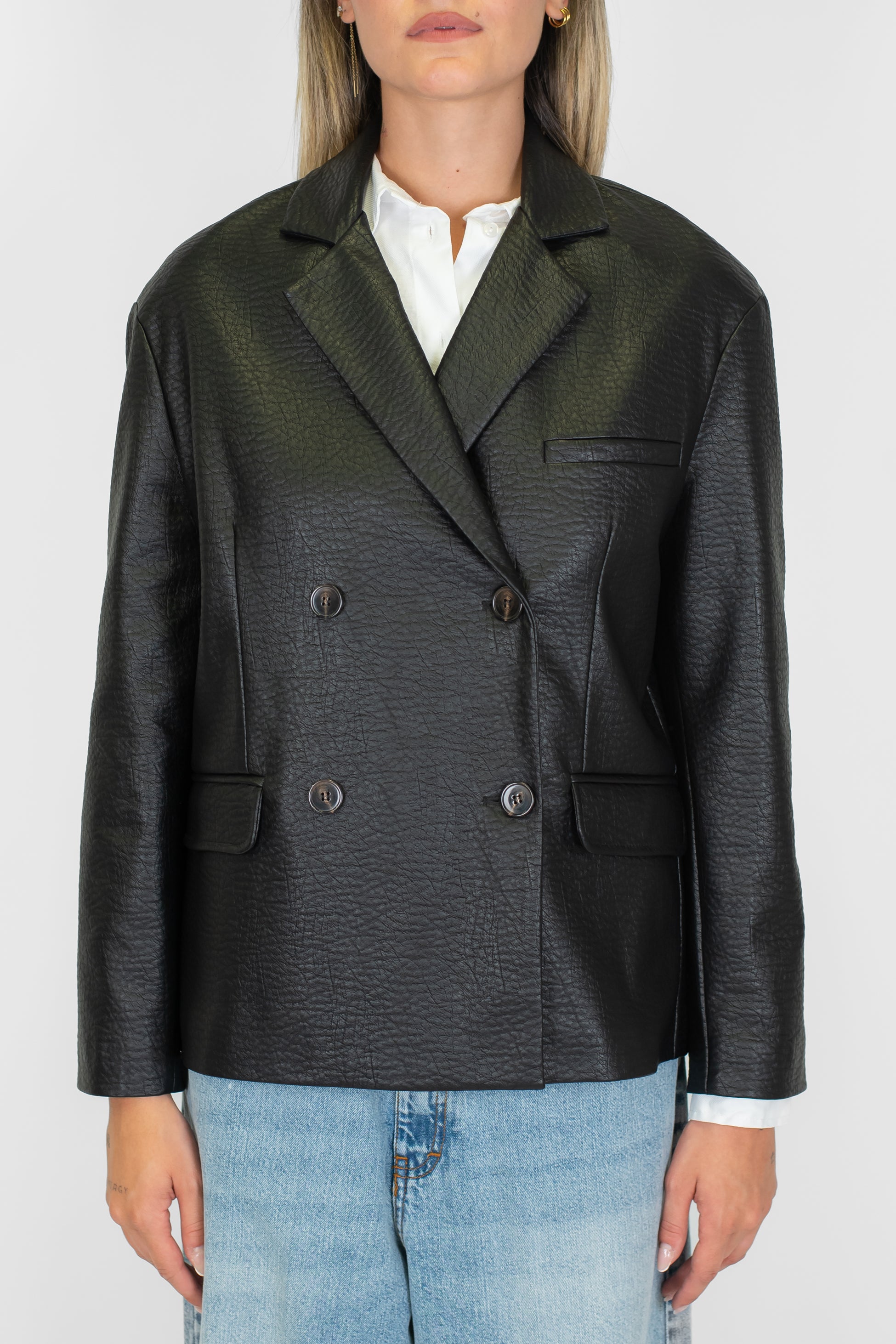 Tensione in - Giacca doppiopetto in ecopelle martellata