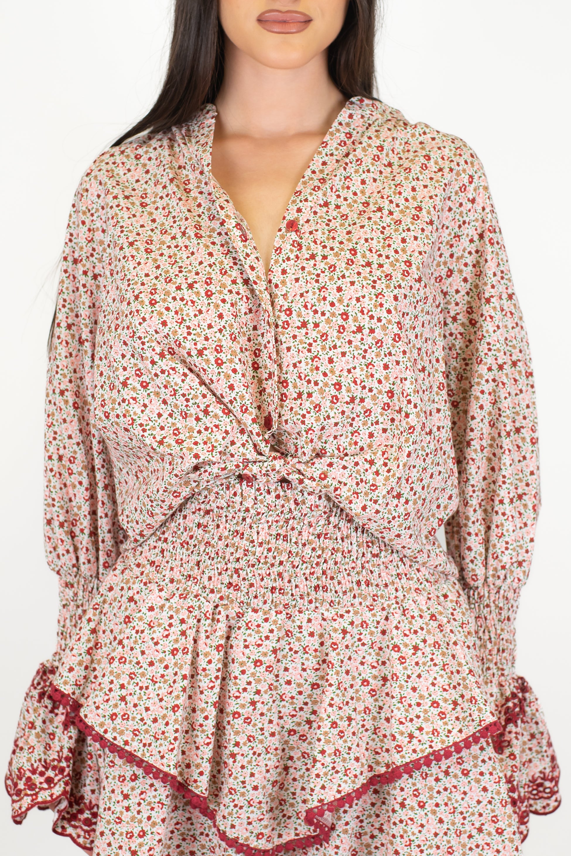 Motel - Camicia over fantasia floreale con scollo a V e maniche a campana con dettagli in pizzo