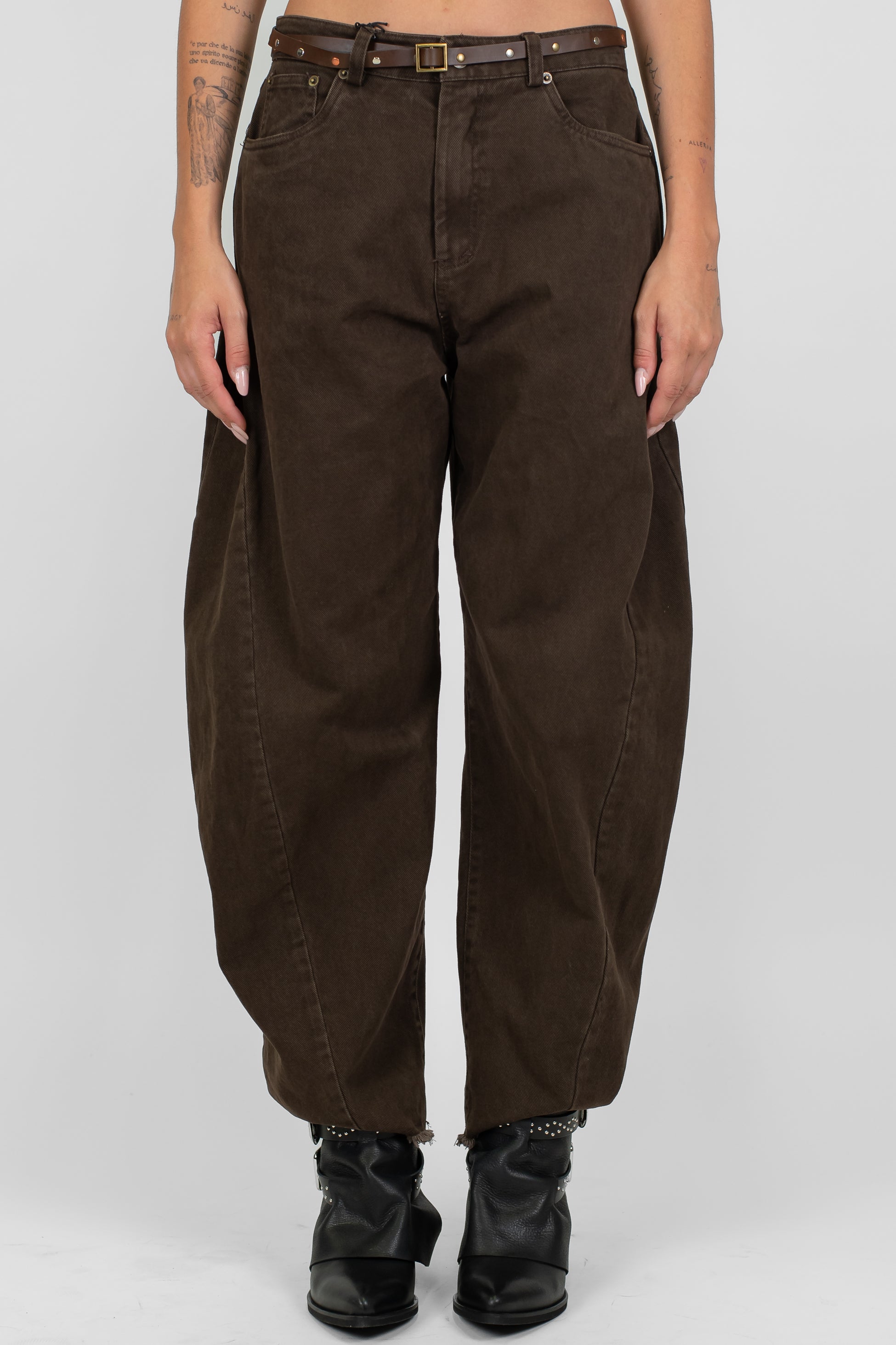 Tensione in - Pantalone balloon in denim colorato con fondo sfrangiato